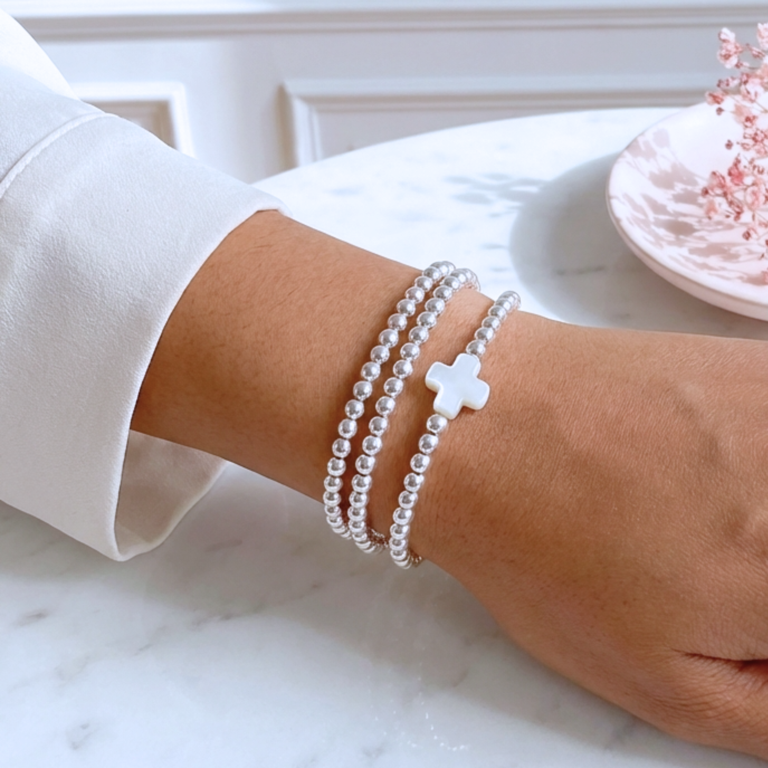 bracelet-perles-argent-massif-elastique-perles-argent-925-croix-ceramique-linsolente-bijoux