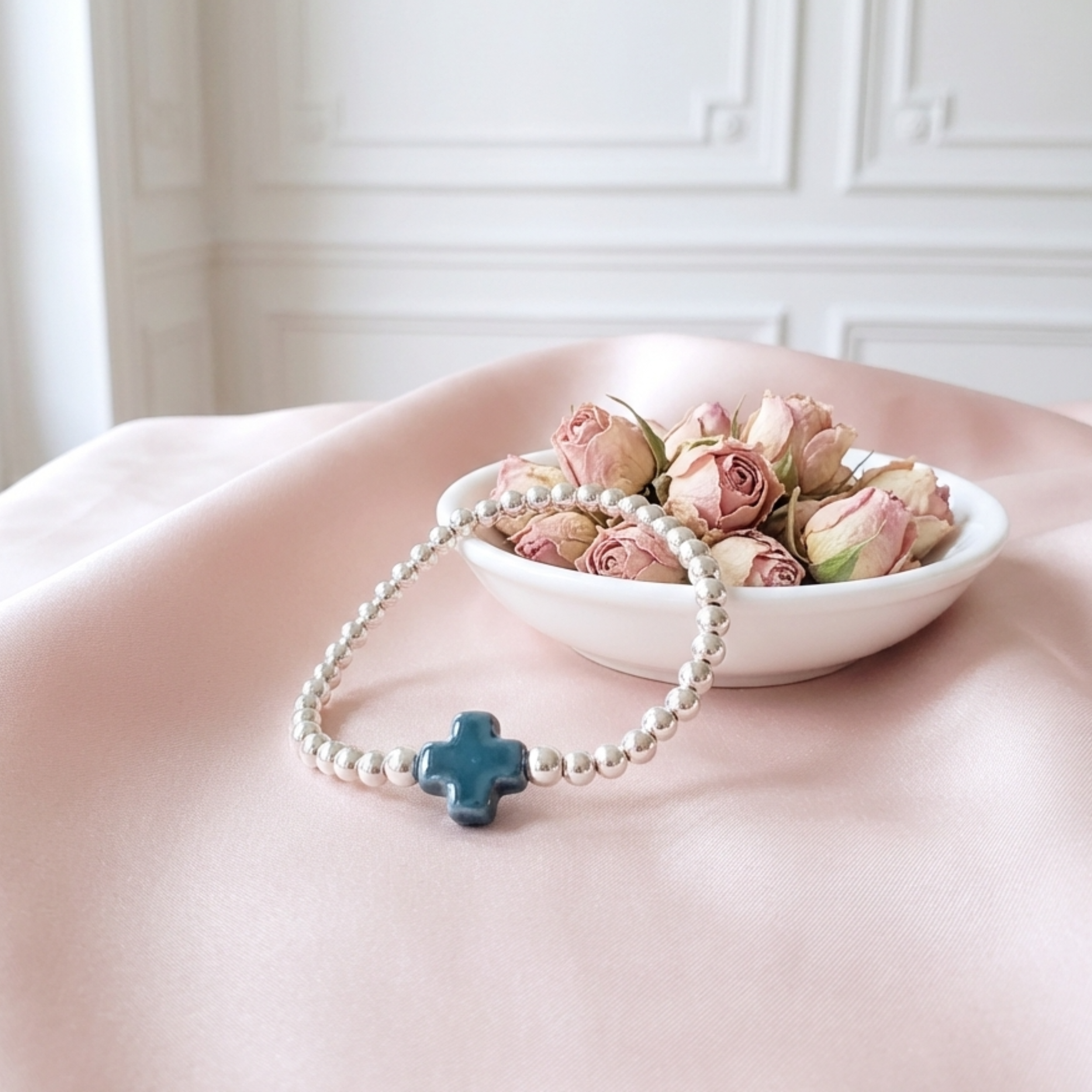 bracelet-perle-argent-massif-925-femme-croix-céramique-bleu-pétrole-l-insolente-bijoux