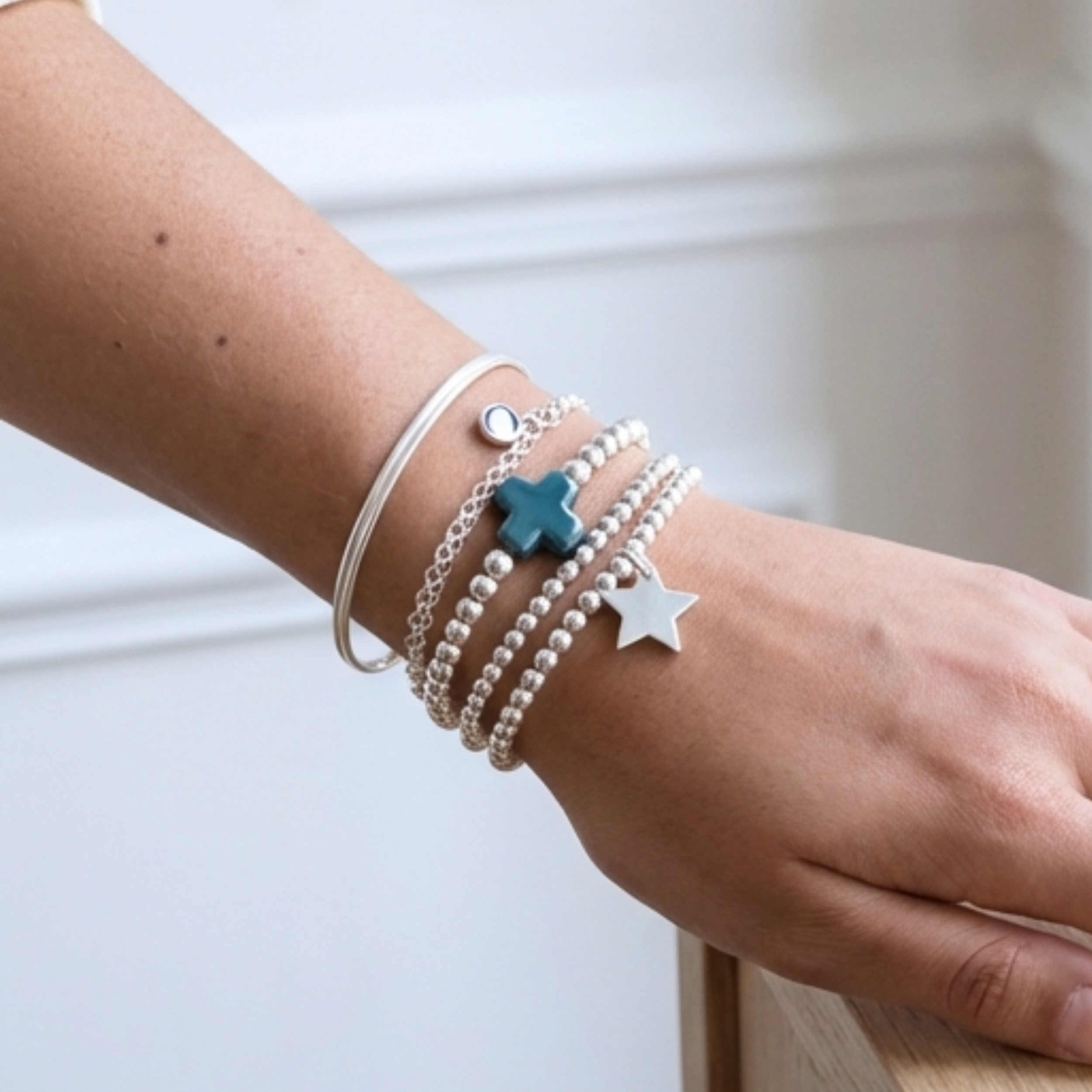 bracelet-perles-argent-massif-925-femme-croix-céramique-bleu-pétrole-porté-linsolente-bijoux