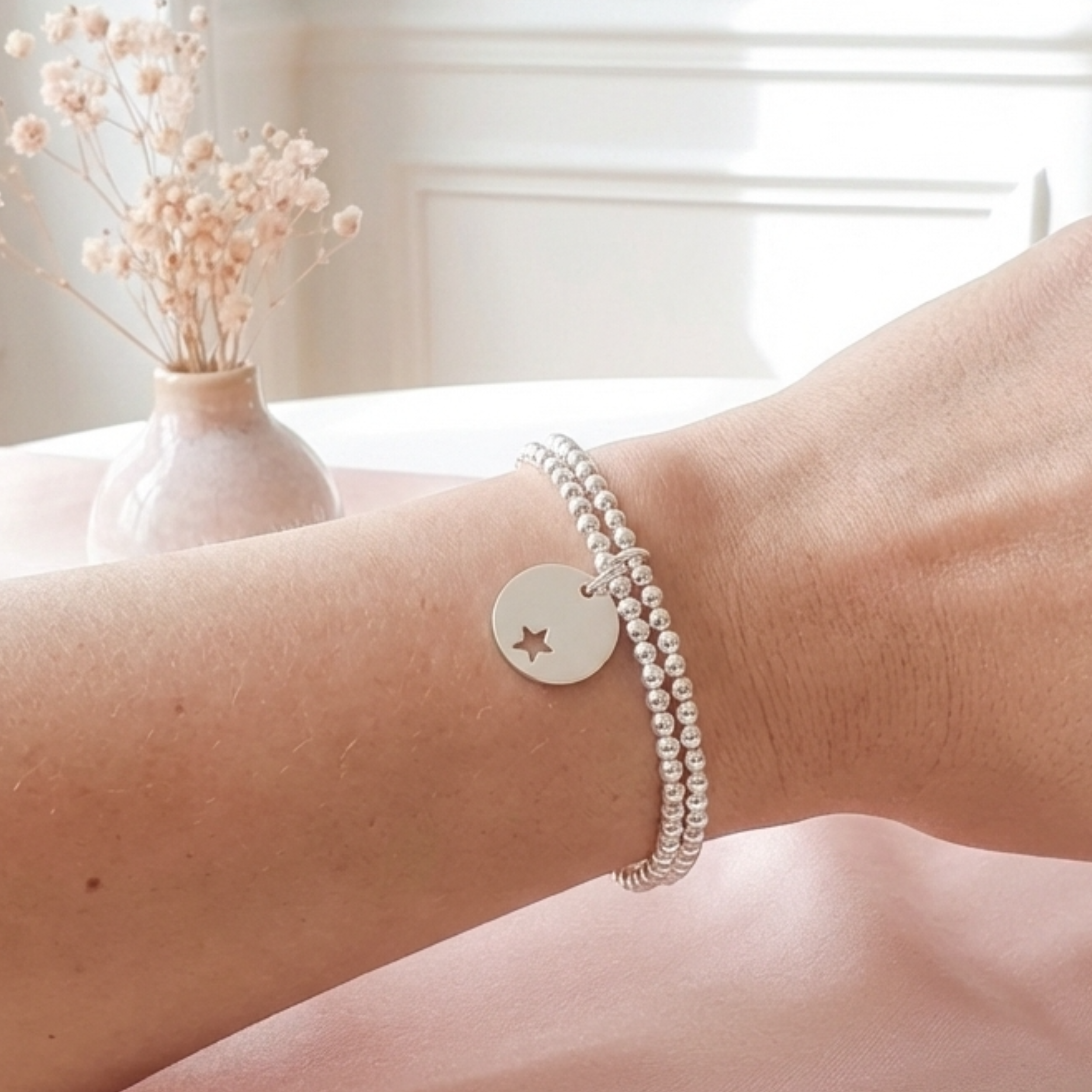 bracelet-perles-argent-massif-925-femme-double-rangs-elastique-medaille-étoile-ajourée-linsolente-bijoux