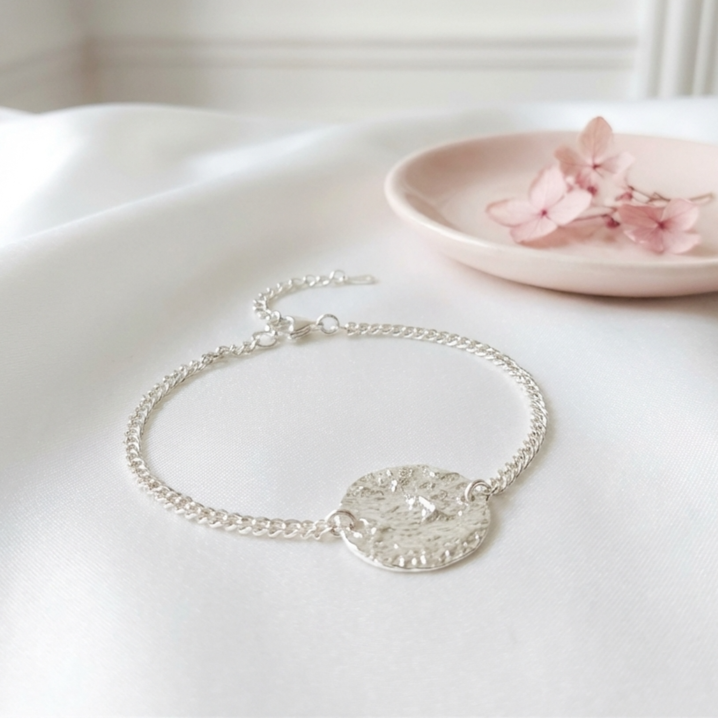 bracelet-chaine-argent-massif-925-chaine-gourmette-medaille-martelée-femme-l-insolente-bijoux