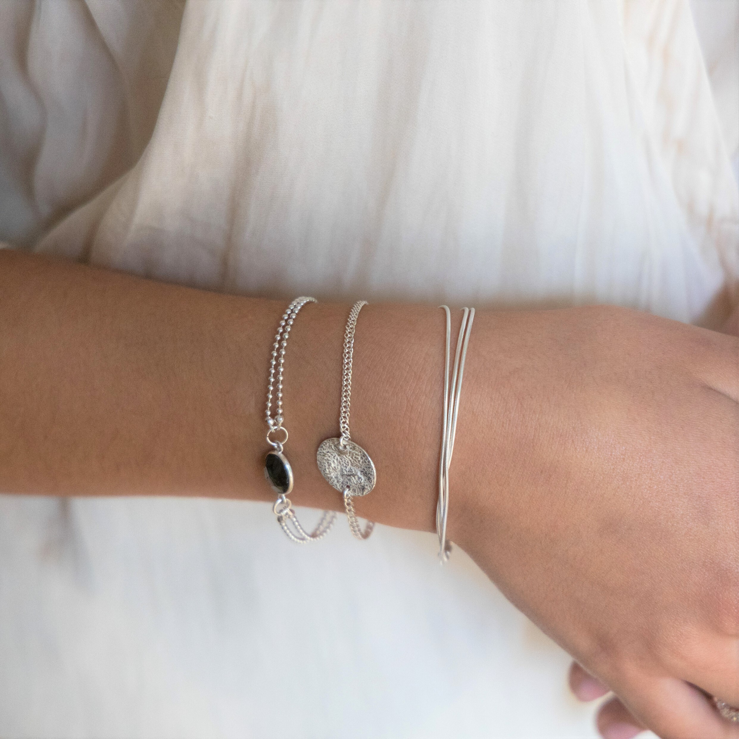 bracelet-chaine-argent-massif-925-chaine-gourmette-medaille-martelée-linsolente-bijoux