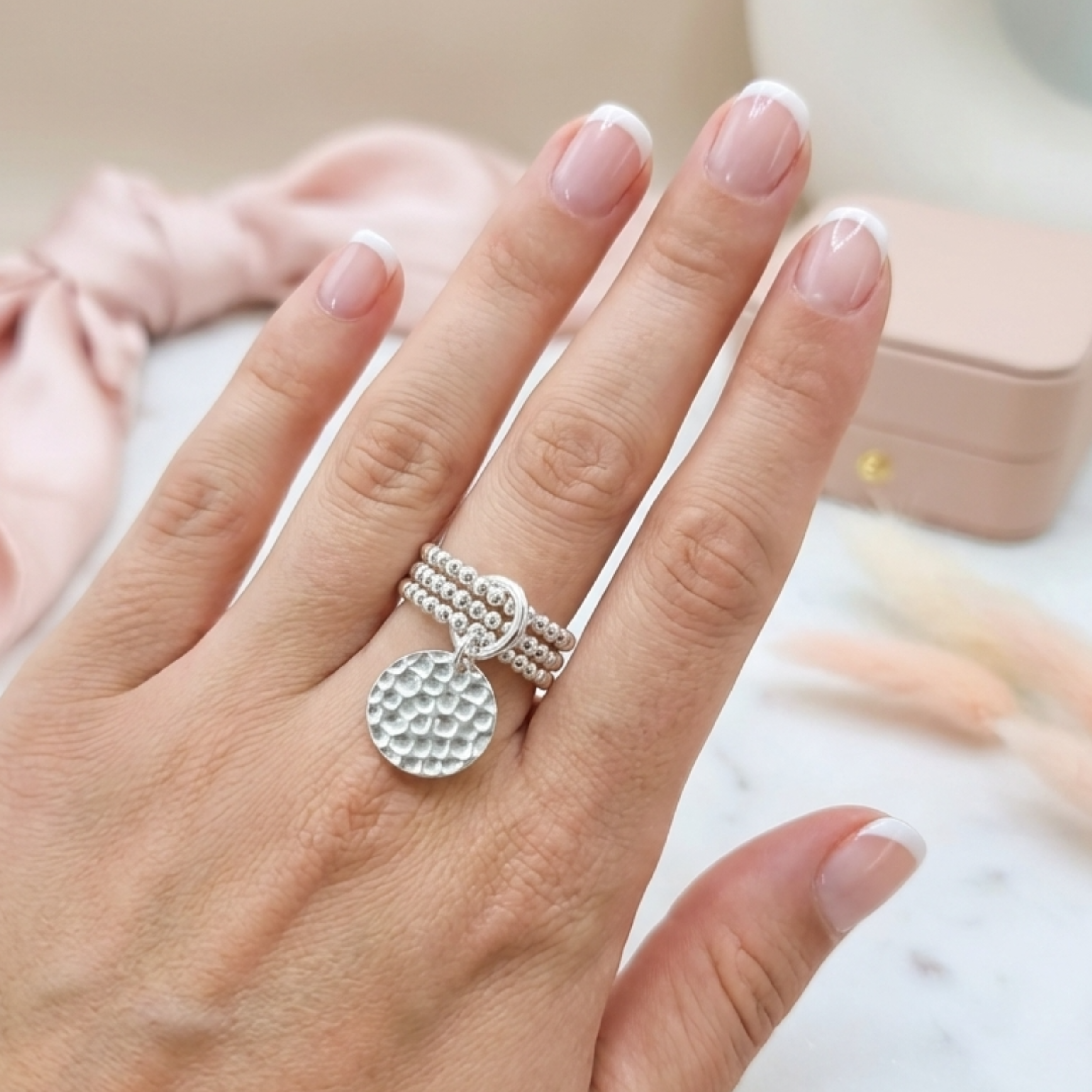 bague-femme-argent-925-massif-elastique-medaille-martelee-sequin-linsolente-bijoux