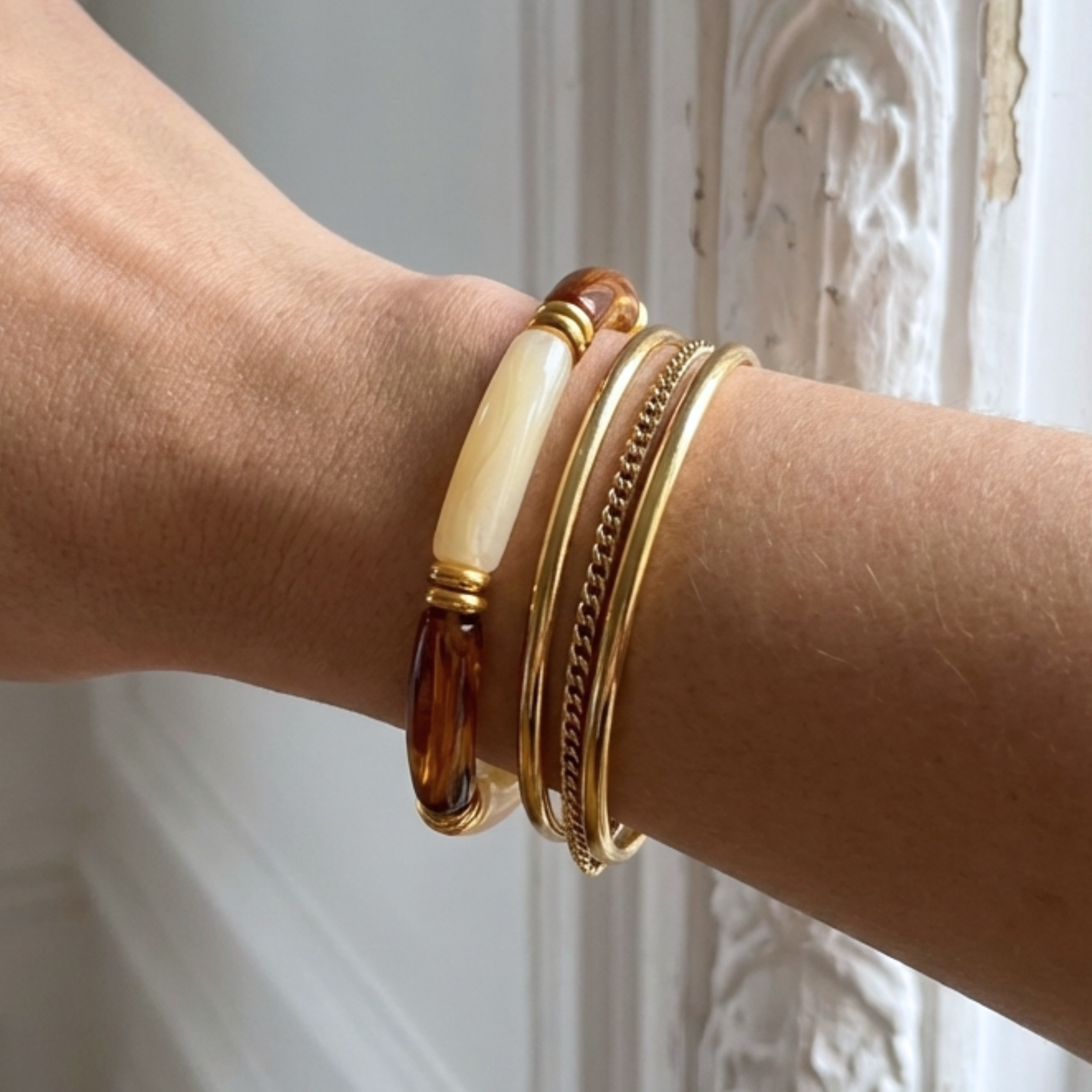 bracelet-elastique-jonc-tube-acrylique-simone-l-insolente-bijoux-rose (3)