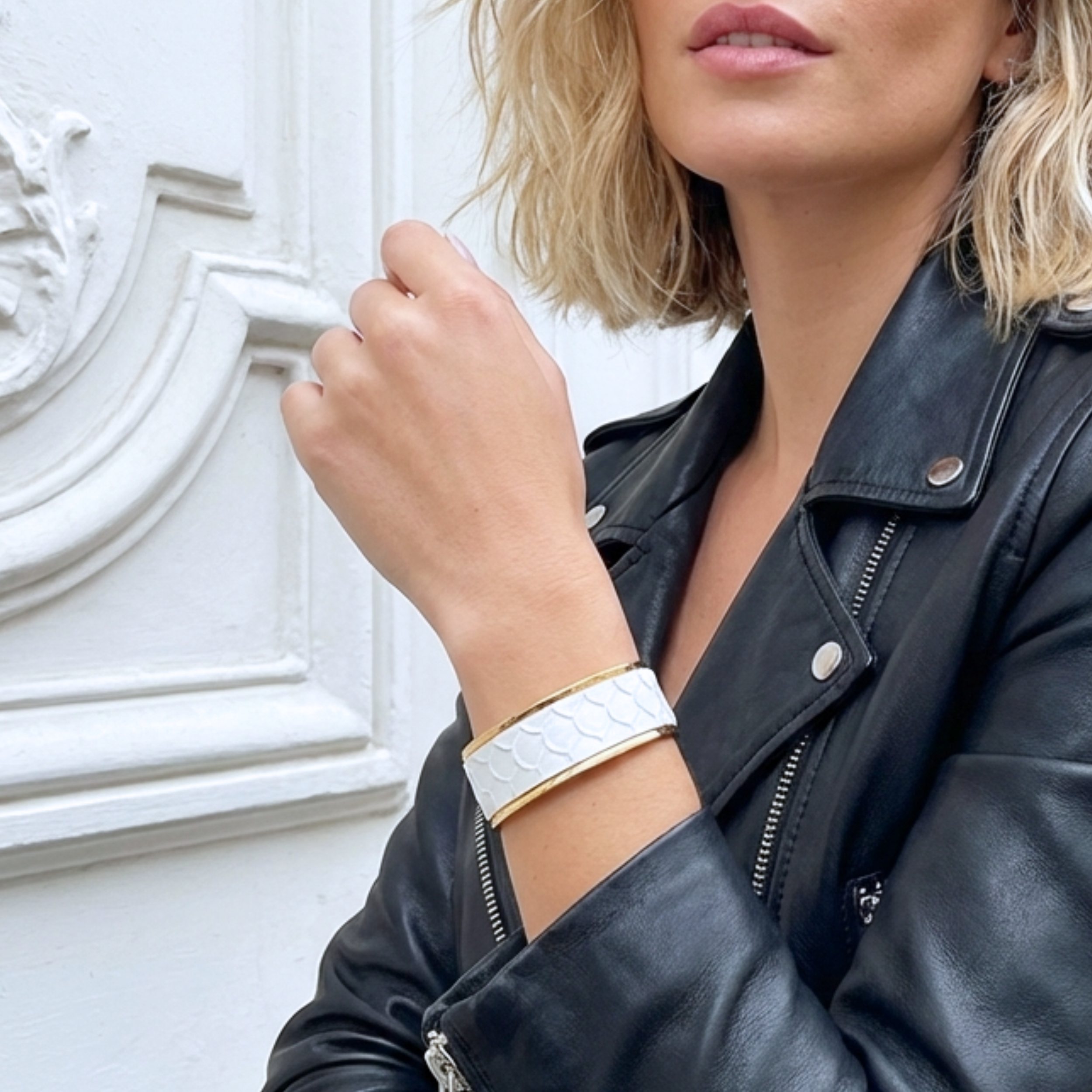 bracelet-manchette-cuir-blanc-dore-femme-tendance-vintage-l-insolente-bijoux