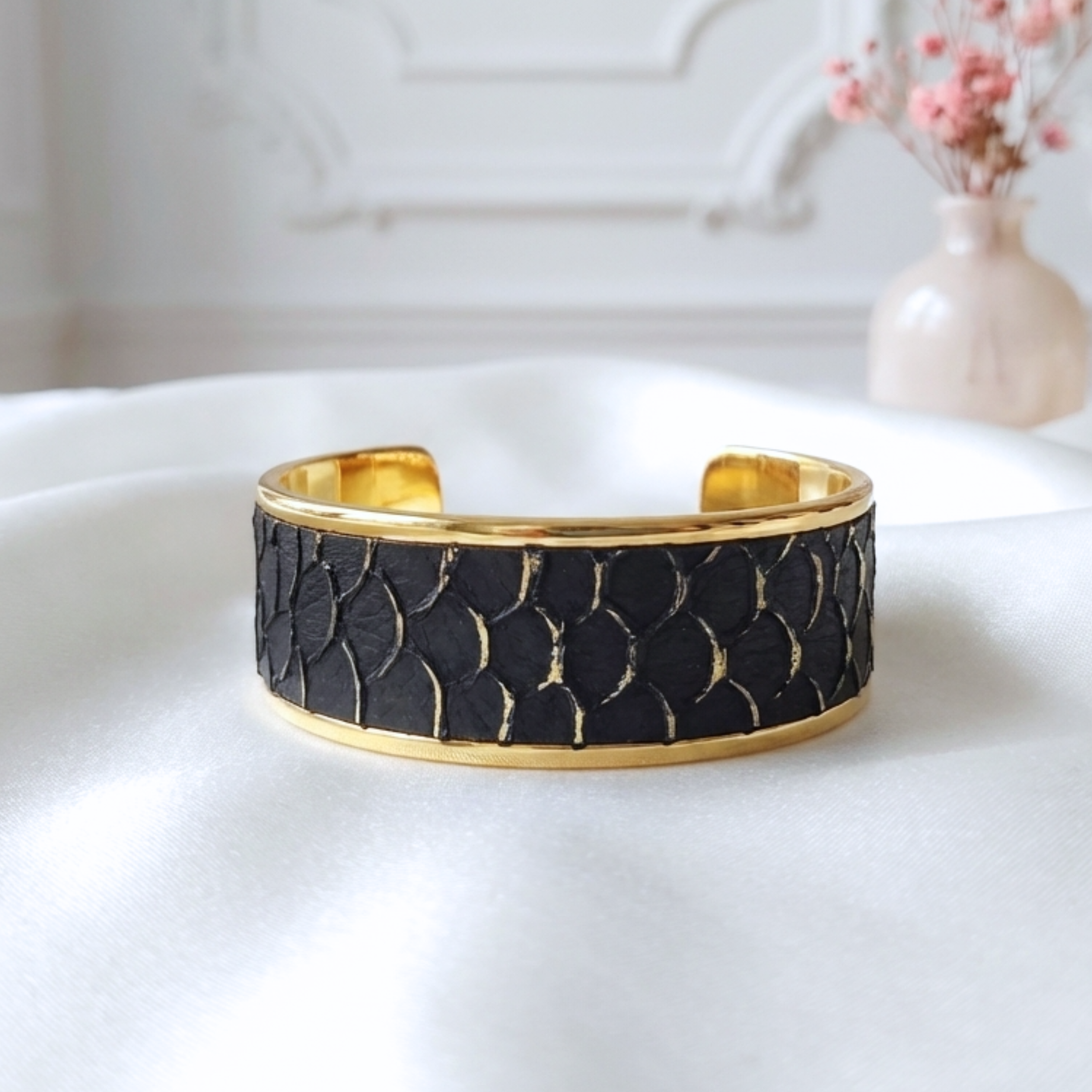 bracelet- manchette-femme-cuir-véritable-georgia-noir-doré-l-insolente-bijoux