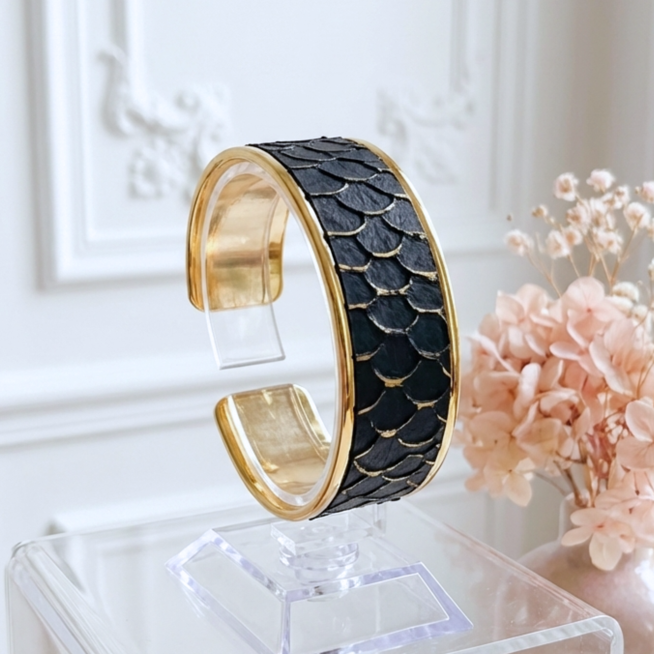 bracelet- manchette-femme-cuir-véritable-georgia-noir-doré-l-insolente-bijoux (2)