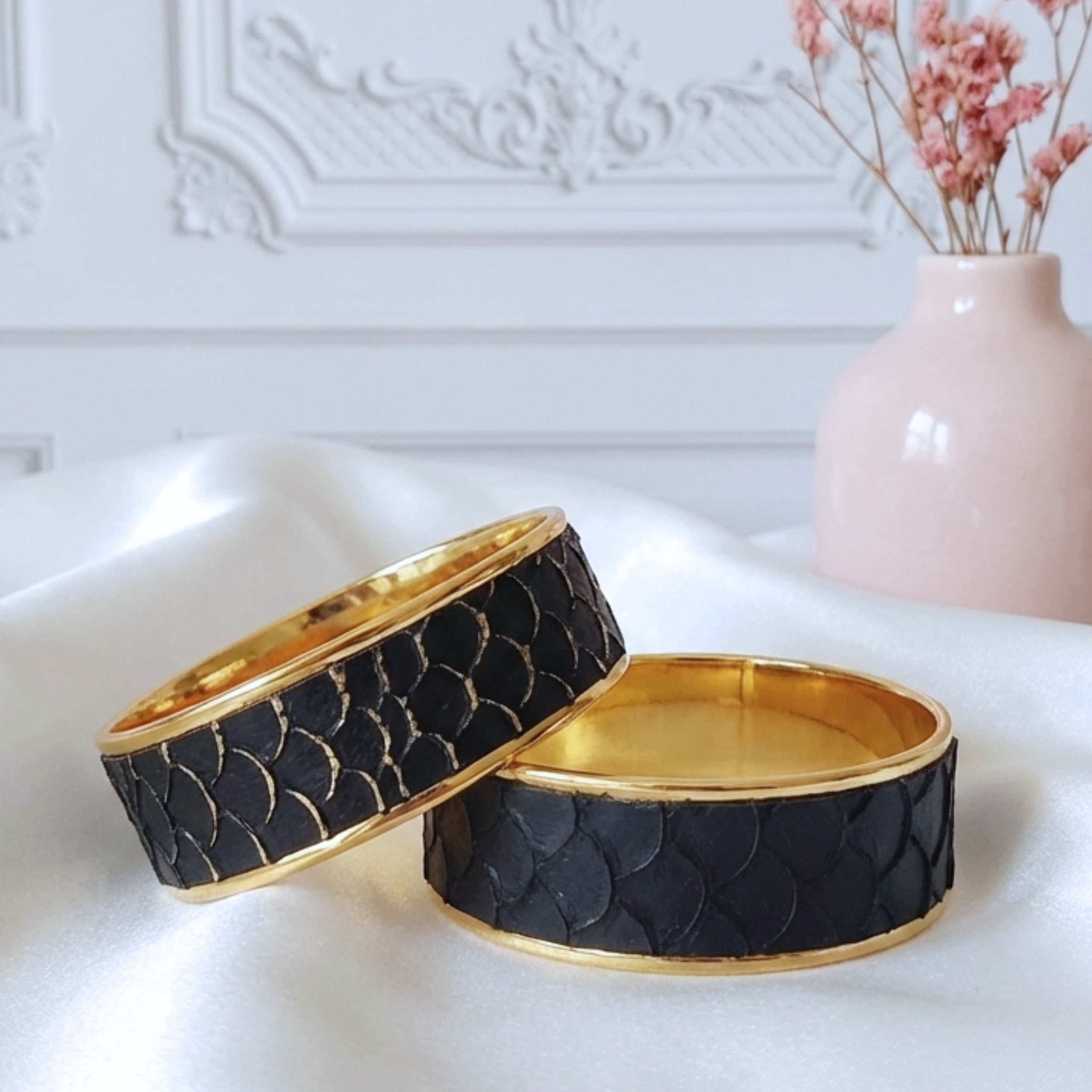 bracelet- manchette-femme-cuir-véritable-georgia-noir-doré-l-insolente-bijoux (3)