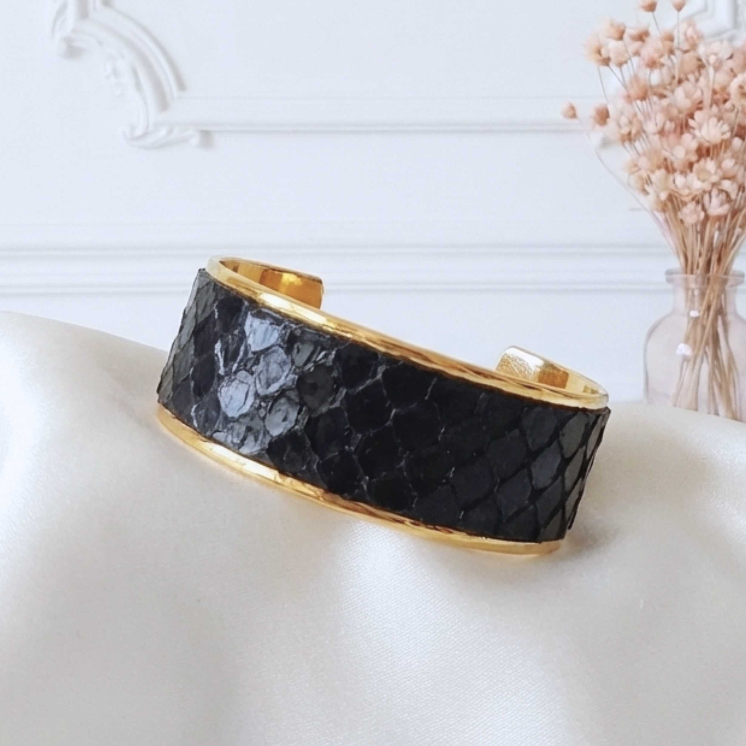 bracelet-femme- manchette-cuir-véritable-georgia-noir-vernis-glossy--l-insolente-bijoux (2)