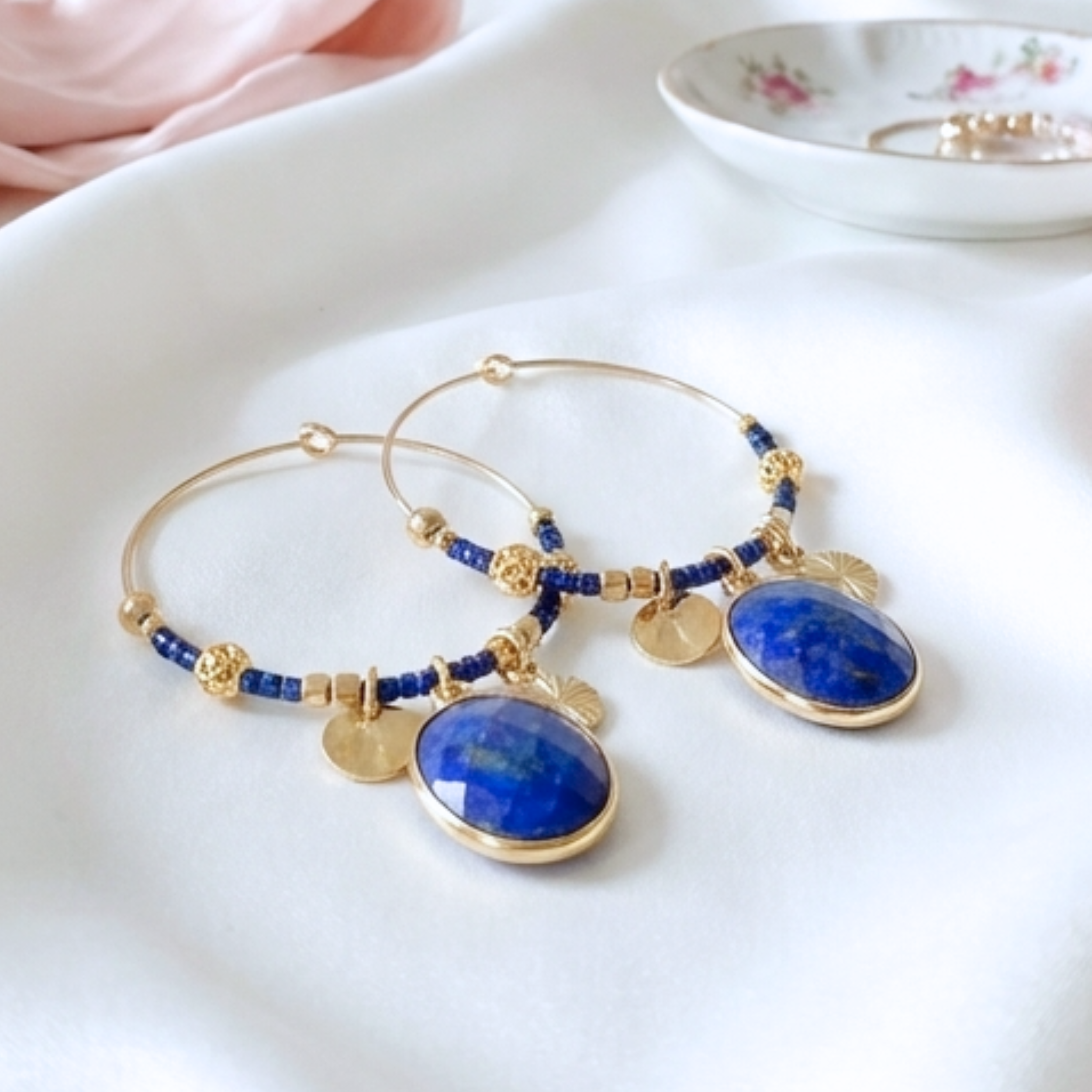 boucles-d-oreilles-creoles-gold-filled-lapis-lazuli-l-insolente-bijoux (4)