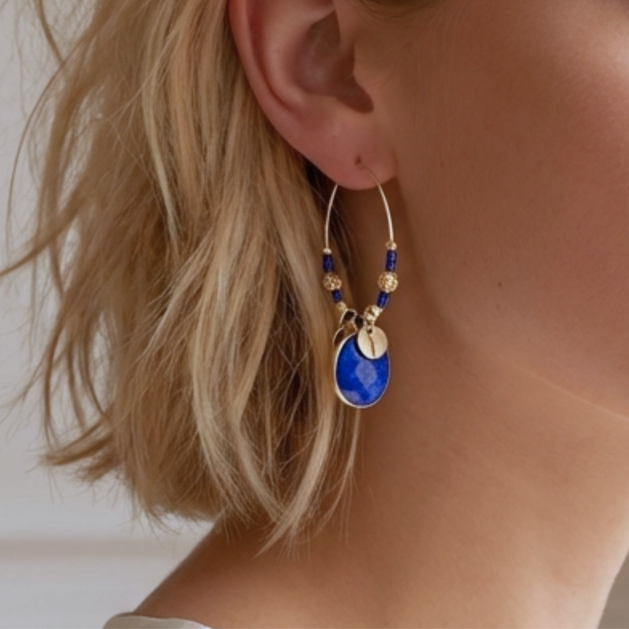 boucles-d-oreilles-creoles-gold-filled-lapis-lazuli-l-insolente-bijoux (5)