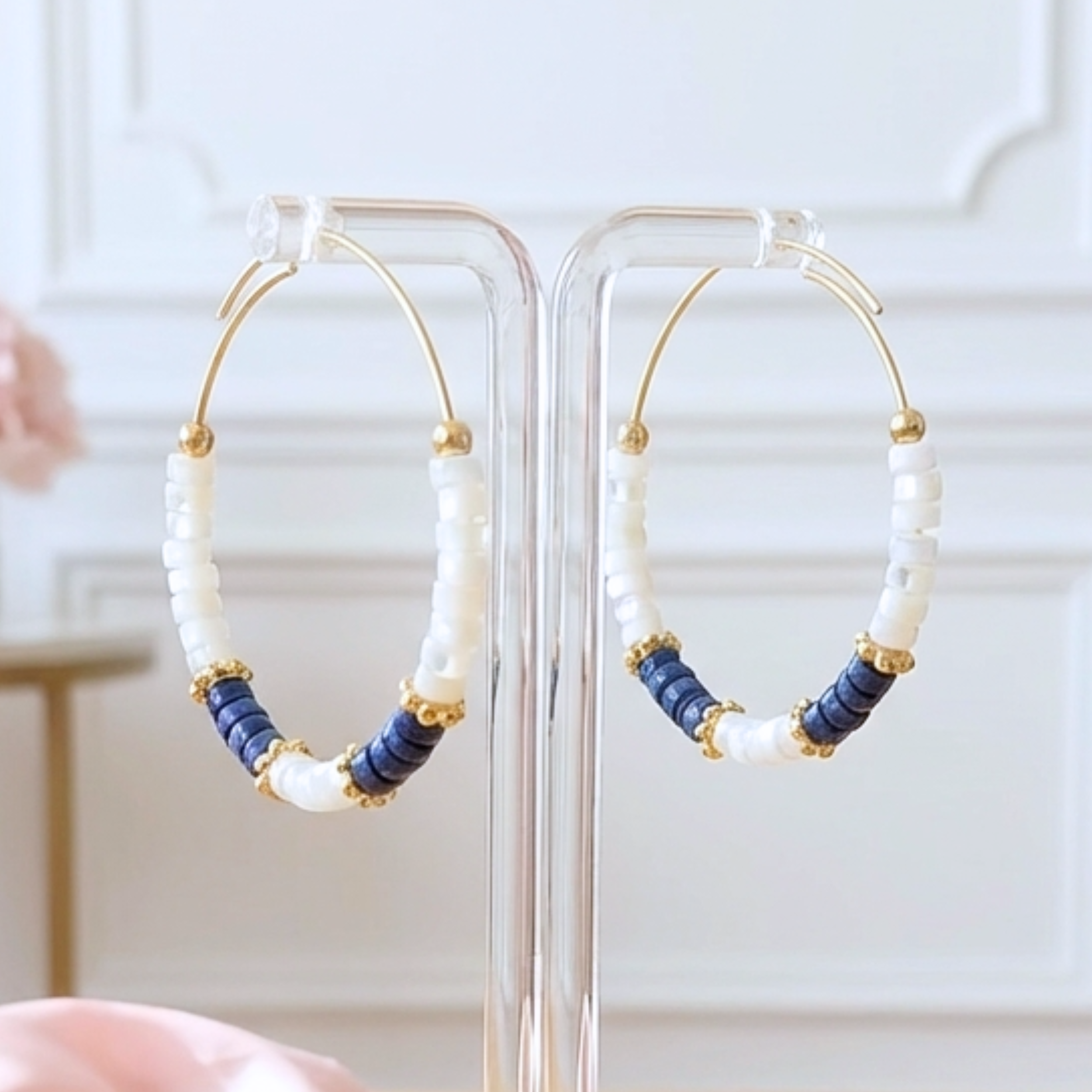 boucles-d-oreilles-creoles-gold-filled-nacre-et-lapis-lazuli-l-insolente-bijoux (2)