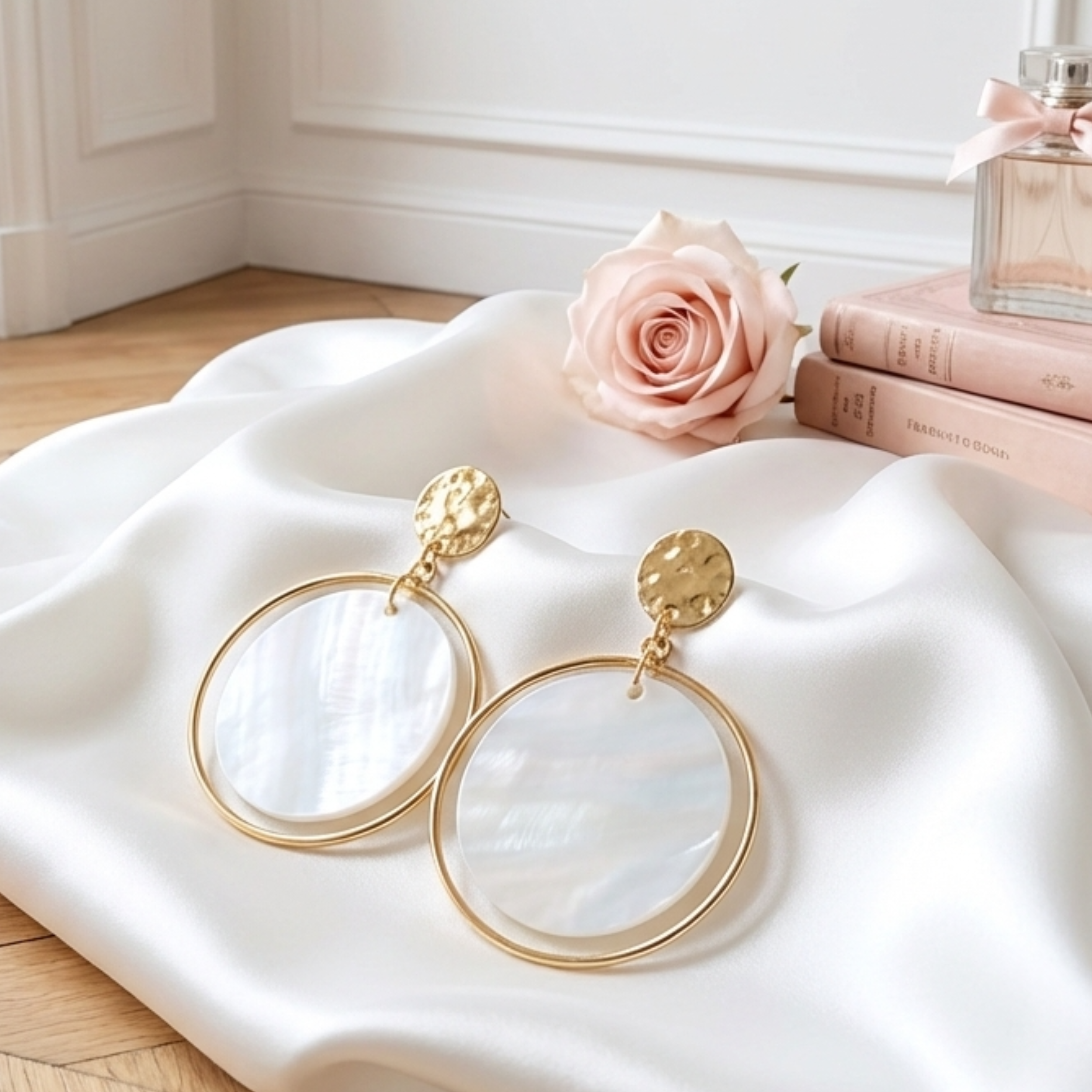 boucles-d-oreilles-créoles-femme-nacre-blanche-naturelle-l-insolente-bijoux (2)