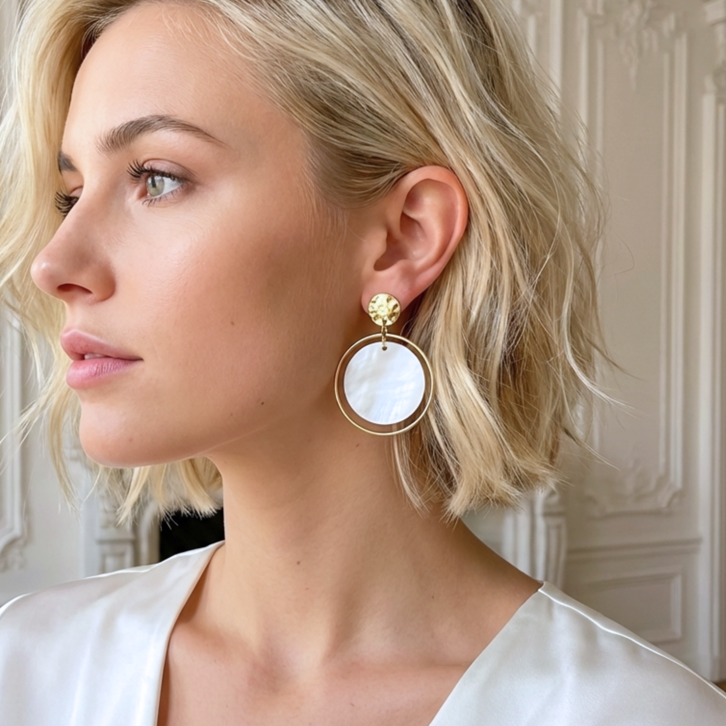 boucles-d-oreilles-créoles-femme-nacre-blanche-naturelle-l-insolente-bijoux
