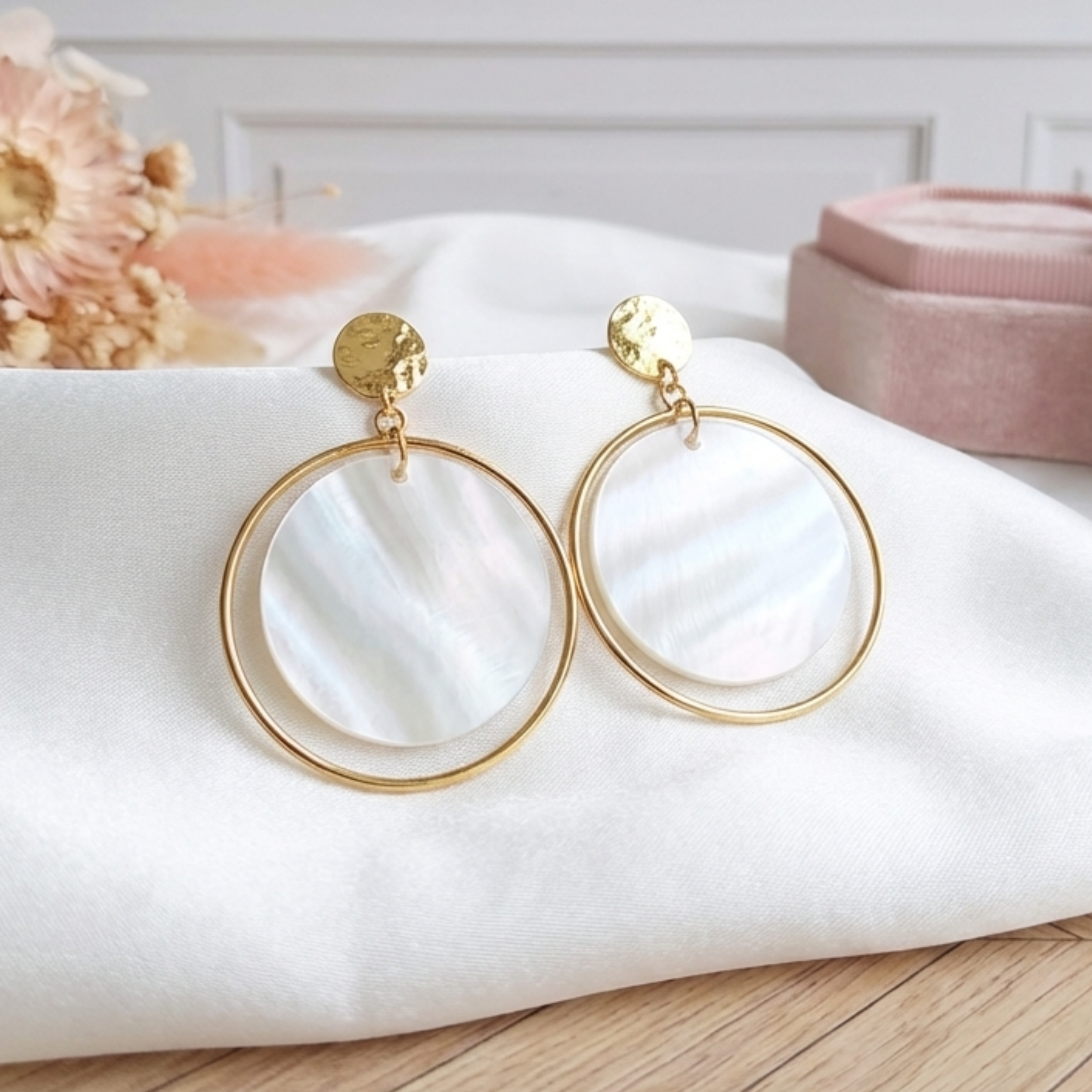 boucles-d-oreilles-créoles-femme-nacre-blanche-naturelle-linsolente-bijoux