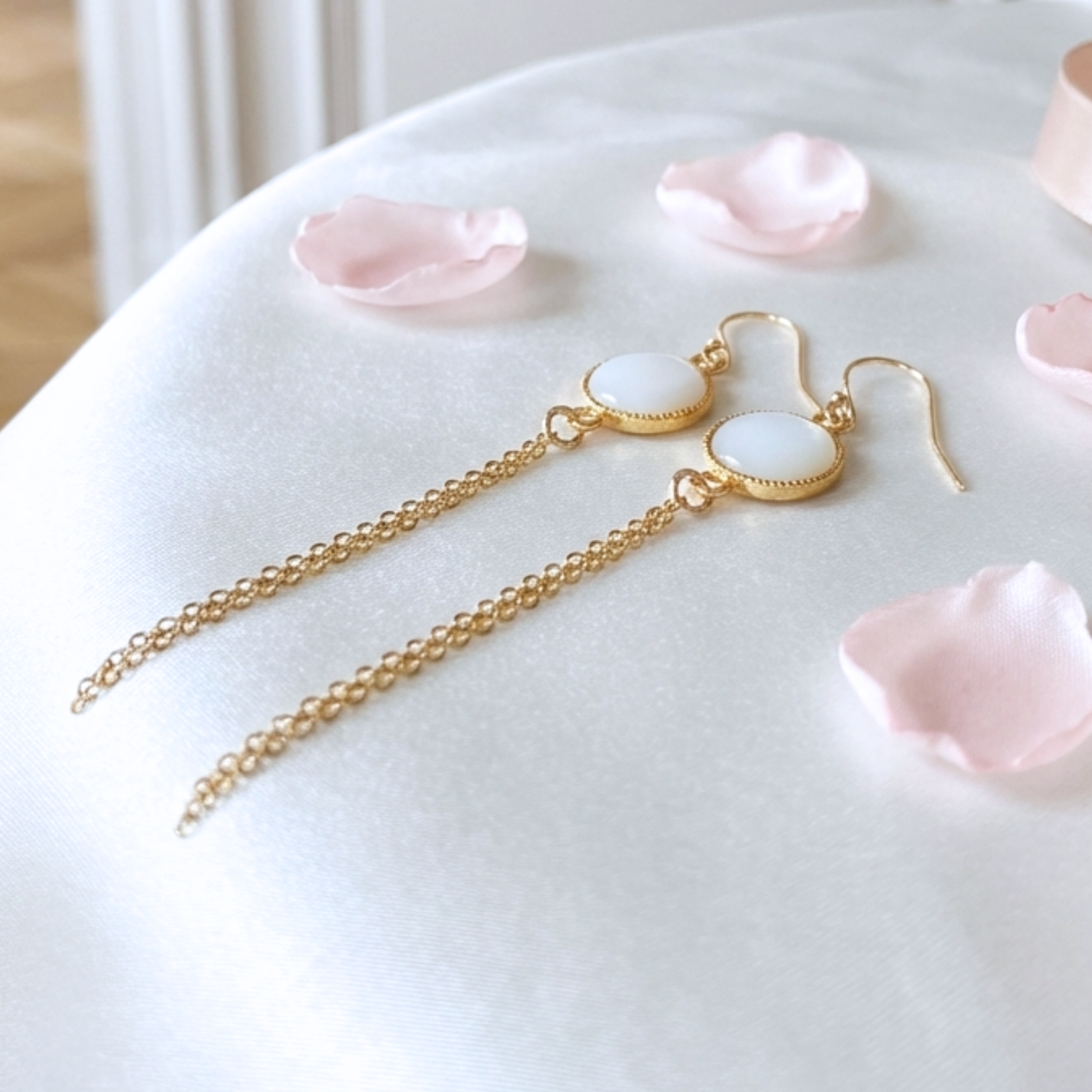 boucles-d-oreilles-Gold-Filled-femme-chaines-pendantes-nacre-naturelle-l-insolente-bijoux