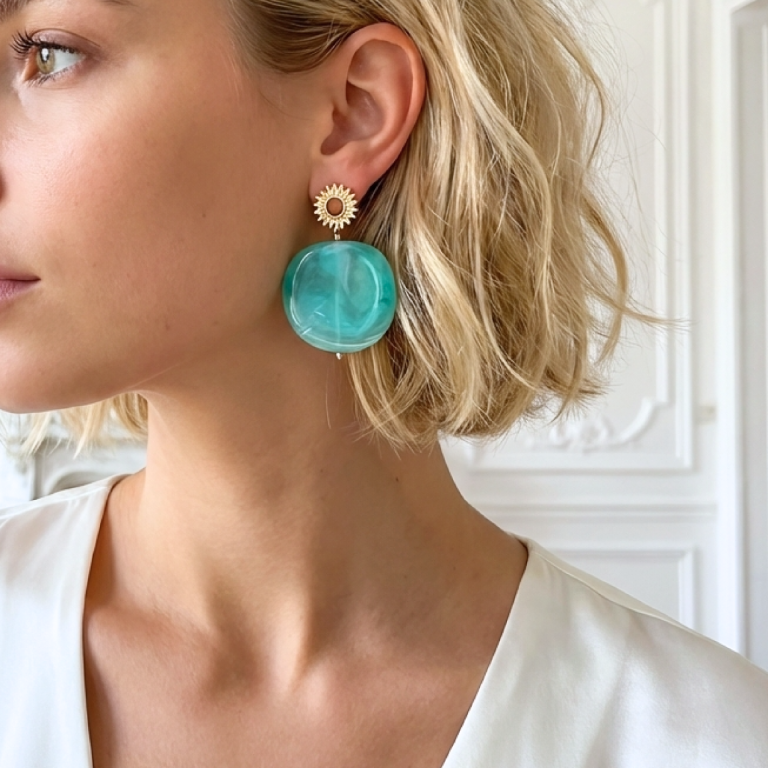 boucles-d-oreilles-soleil-dore-resine-marbre-vert-l-insolente-bijoux (5)