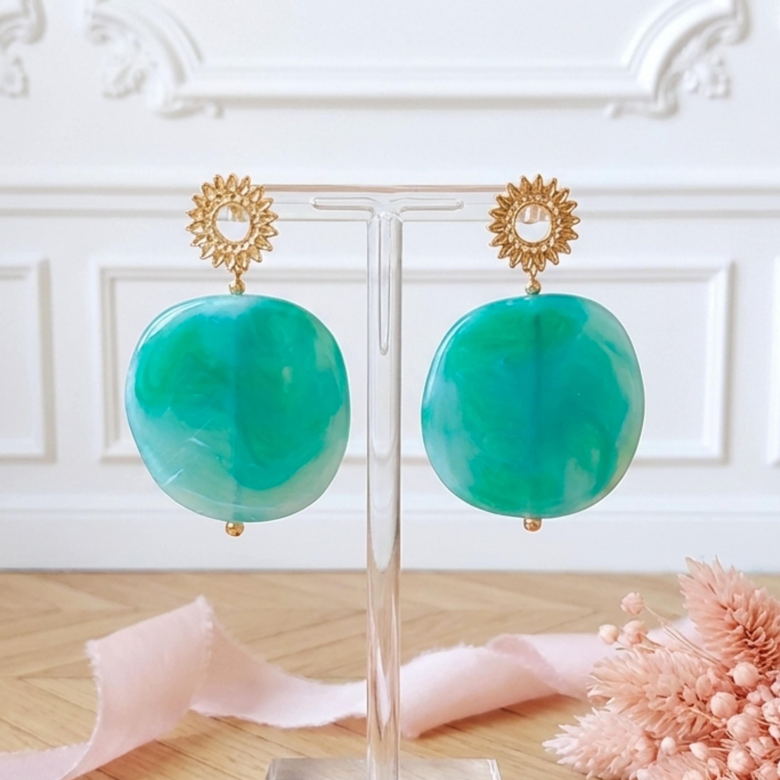 boucles-d-oreilles-soleil-dore-resine-marbre-vert-l-insolente-bijoux (4)