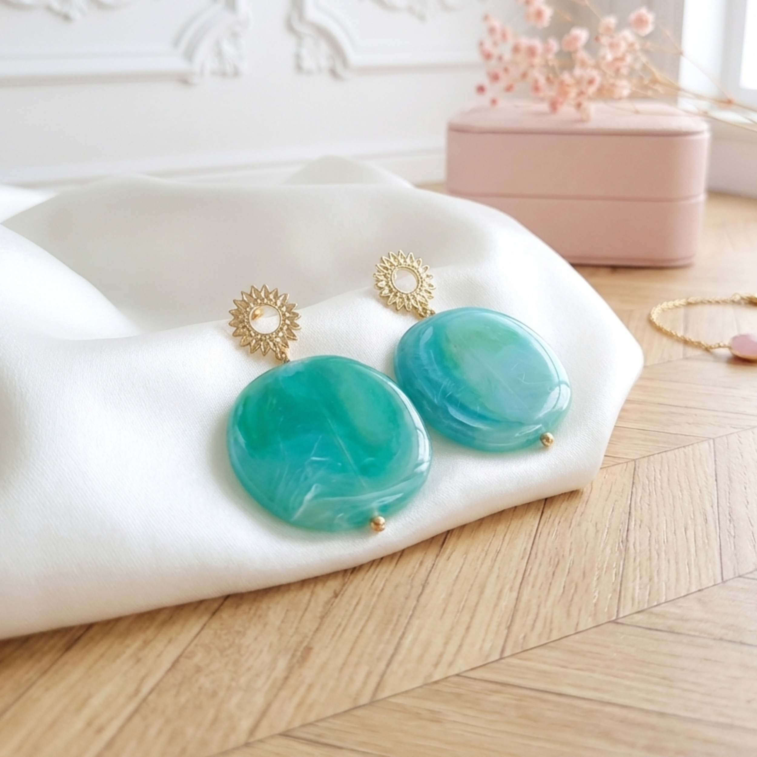 boucles-d-oreilles-soleil-dore-resine-marbre-vert-l-insolente-bijoux (3)