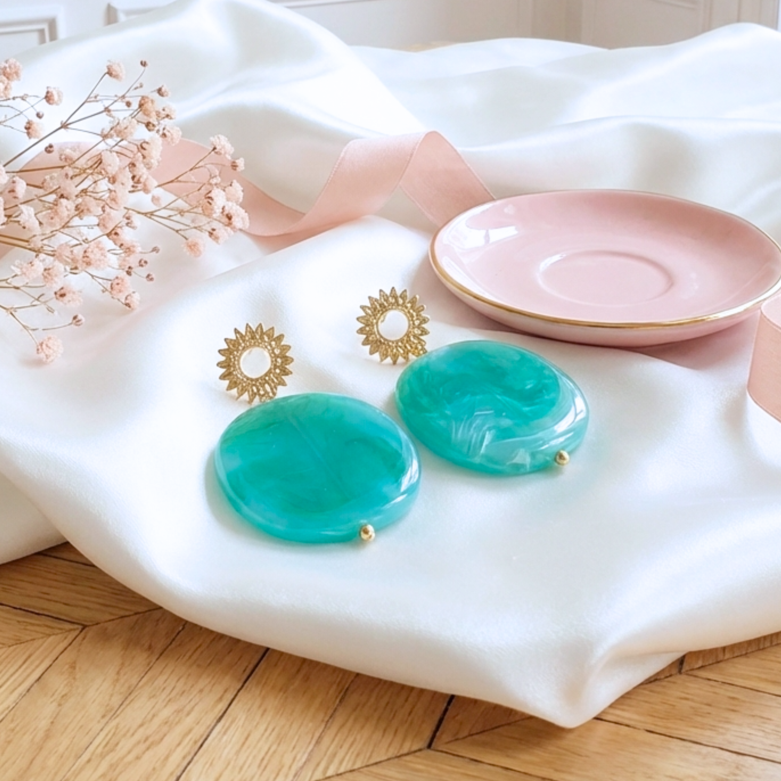 boucles-d-oreilles-soleil-dore-resine-marbre-vert-l-insolente-bijoux (2)