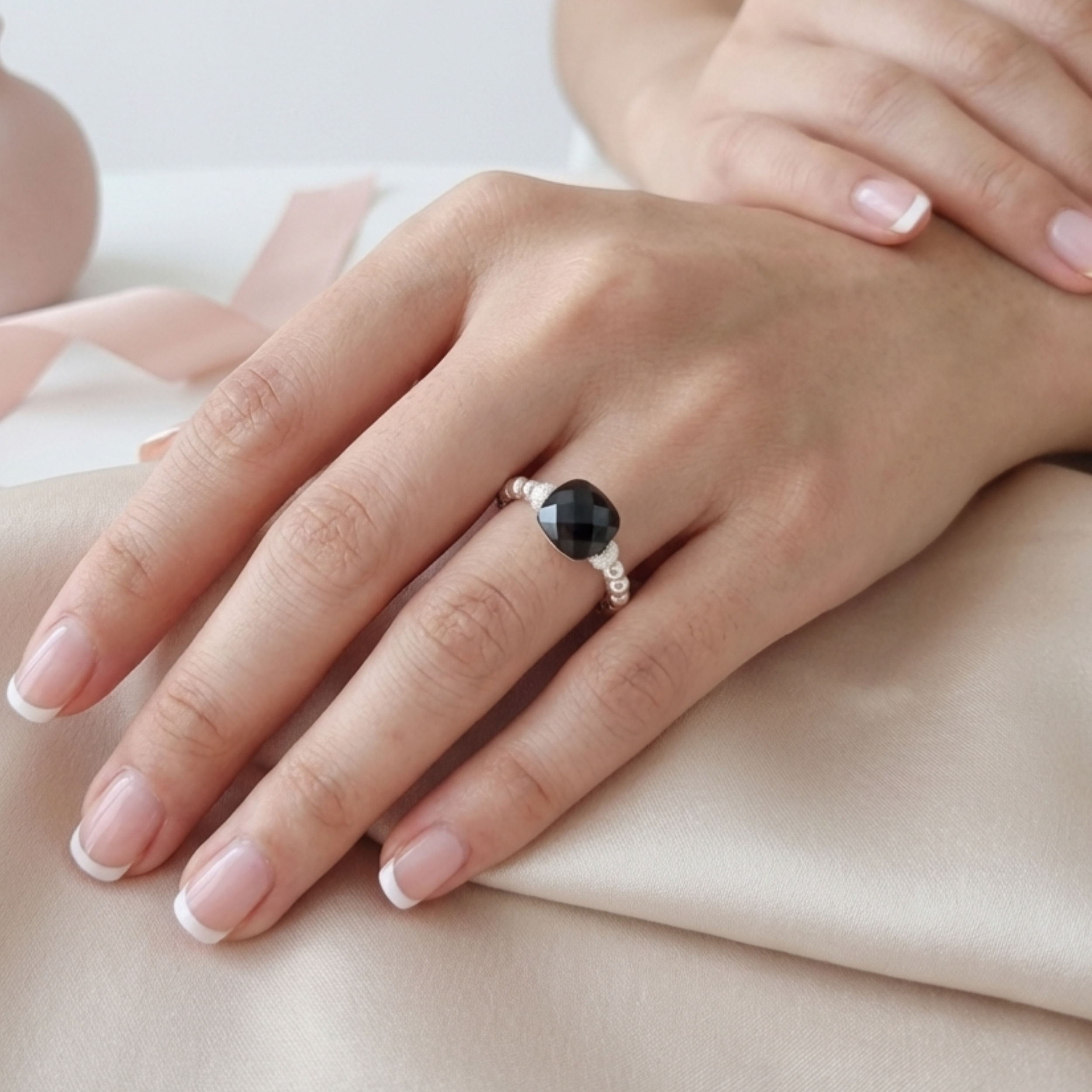 bague-argent-925-massif-elastique-perle-carree-facettee-taille-coussin-l-insolente-bijoux-elisa-noir (2)