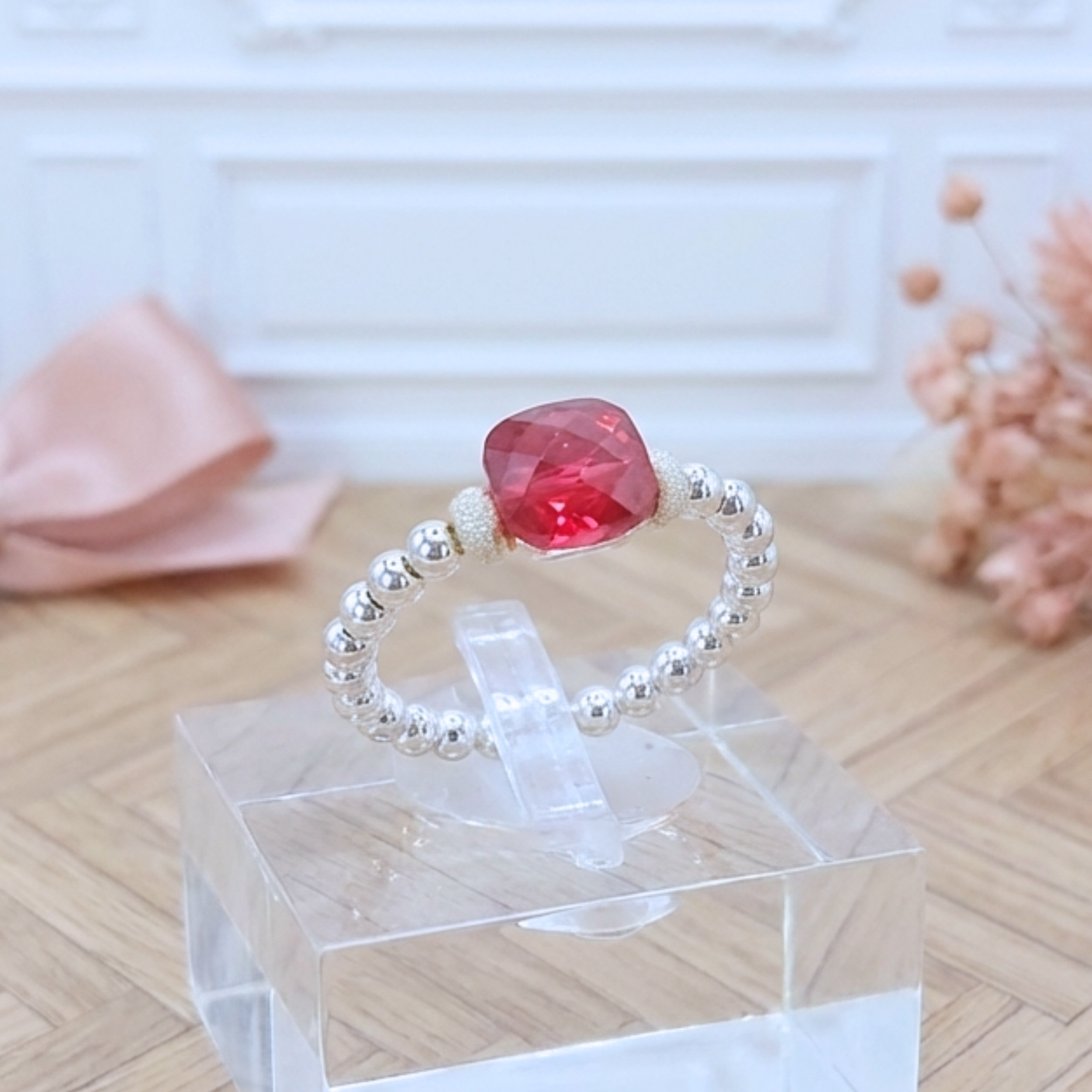 bague-argent-925-massif-elastique-perle-carree-facettee-taille-coussin-l-insolente-bijoux-elisa-rouge