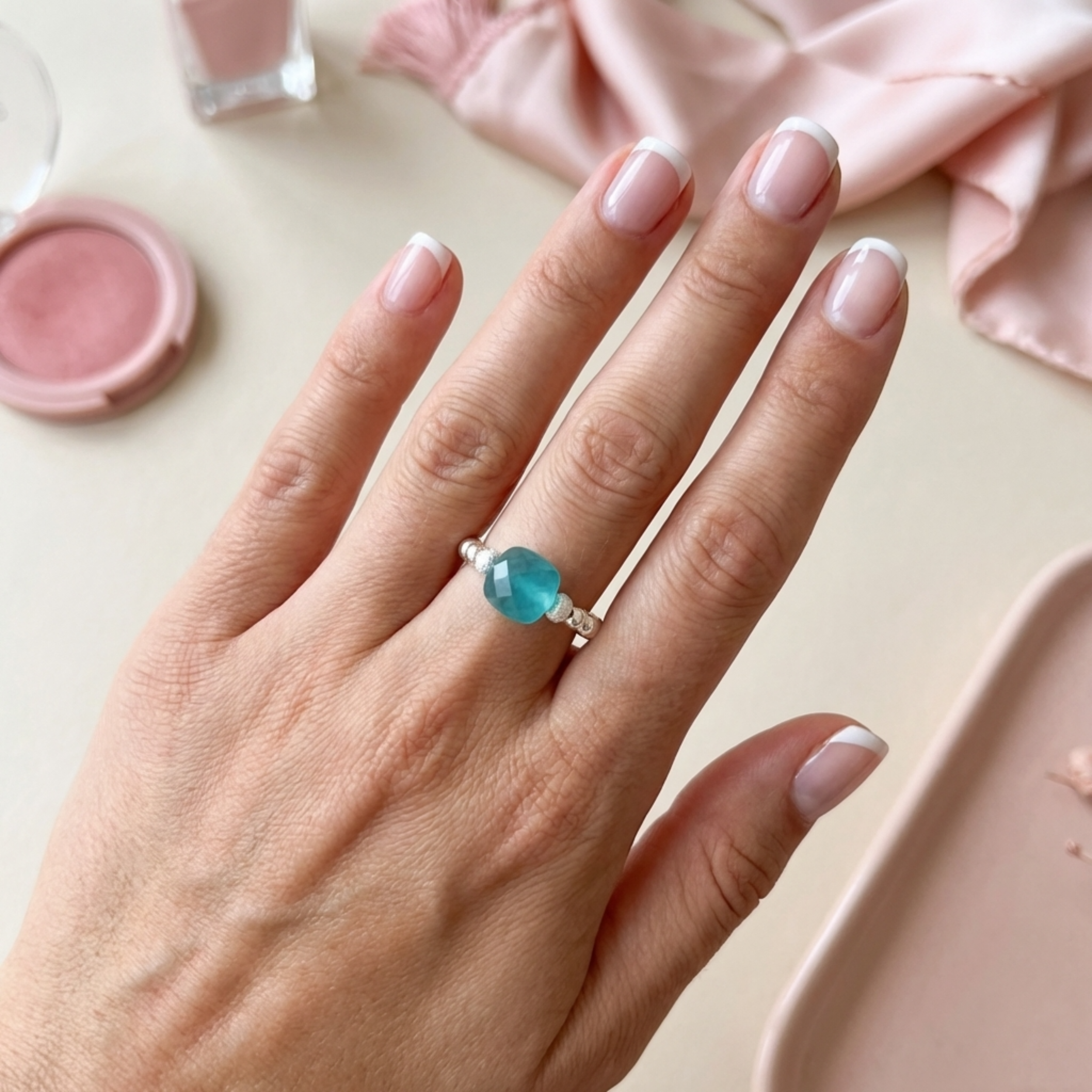 bague-argent-925-massif-elastique-perle-carree-facettee-taille-coussin-l-insolente-bijoux-elisa-vert-emeraude (2)