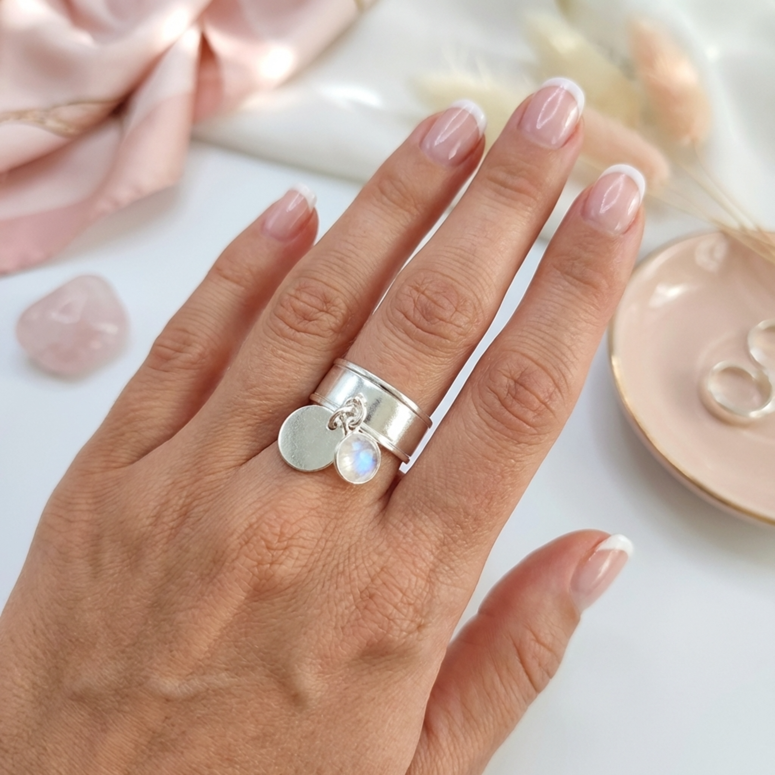 bague-reglable-ajustable-argent-925-femme-cabochon-pierre-lune-naturelle-lithotherapie-veritable-pastille-medaille-flora-linsolente-bijoux