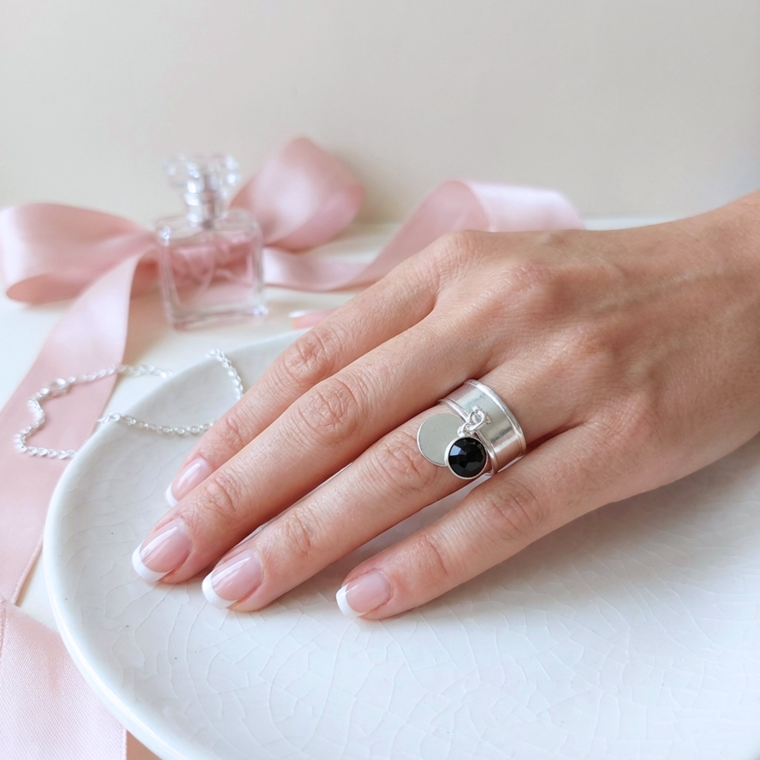 bague-reglable-ajustable-argent-925-femme-cabochon-spinelle-noire-naturelle-lithotherapie-veritable-medaille-flora-l-insolente-bijoux