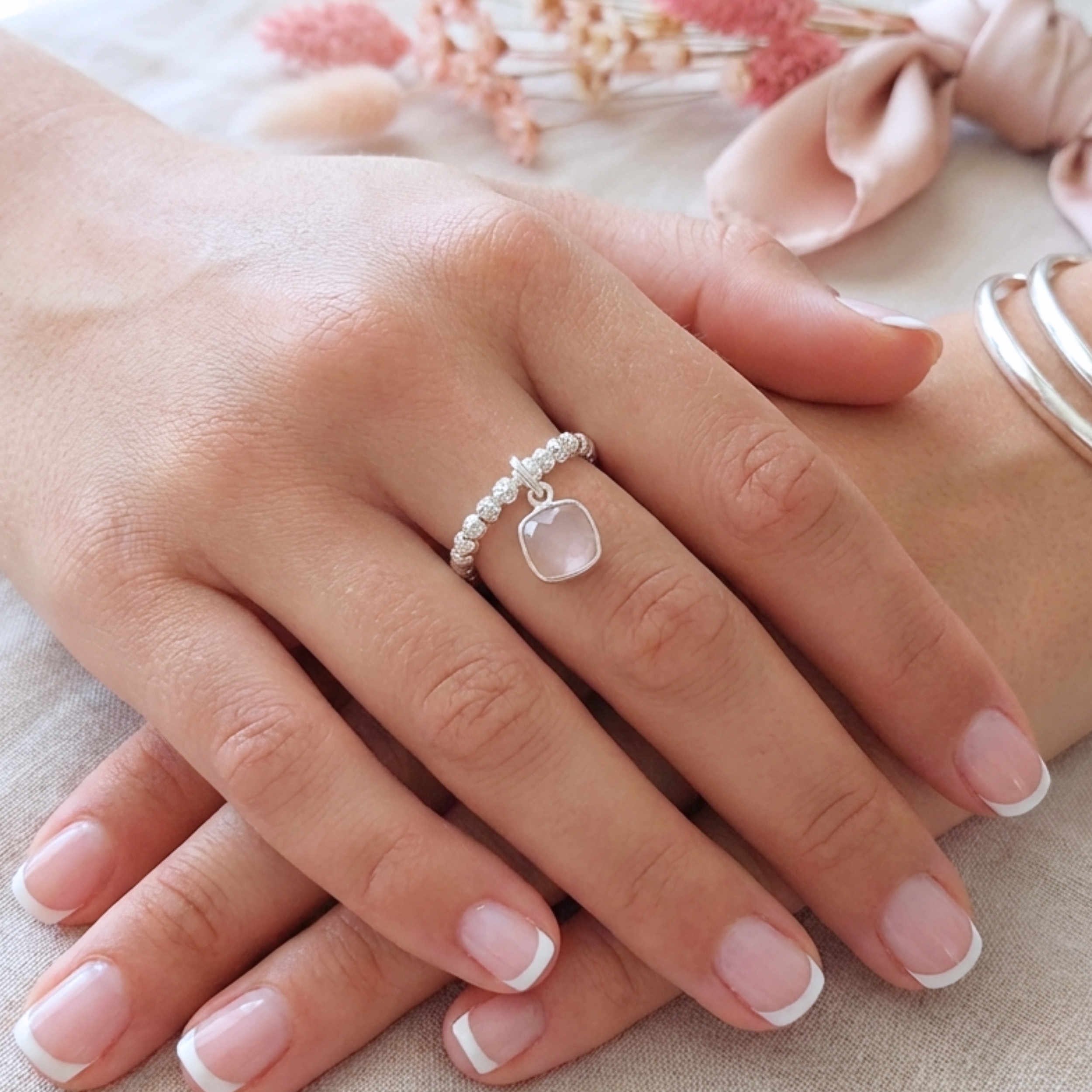 bague-elastique-argent-925-massif-femme-perles-facettes-quartz-rose--naturelle-veritable-lithotherapie-pendentif-linsolente-bijoux