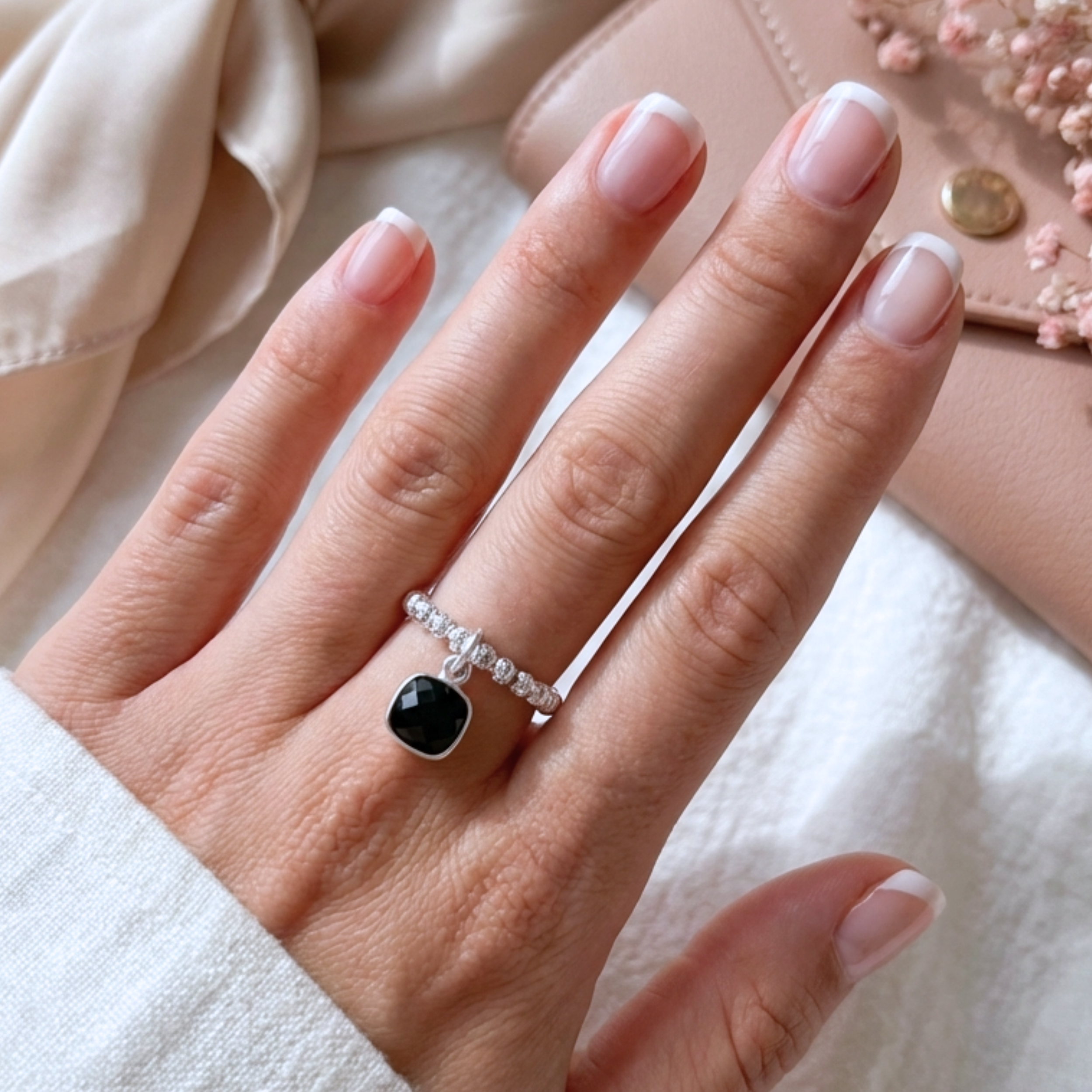 bague-elastique-argent-925-massif-femme-perles-facettes-pierre-onyx-noir-naturelle-veritable-lithotherapie-pendentif-l-insolente-bijoux (4)