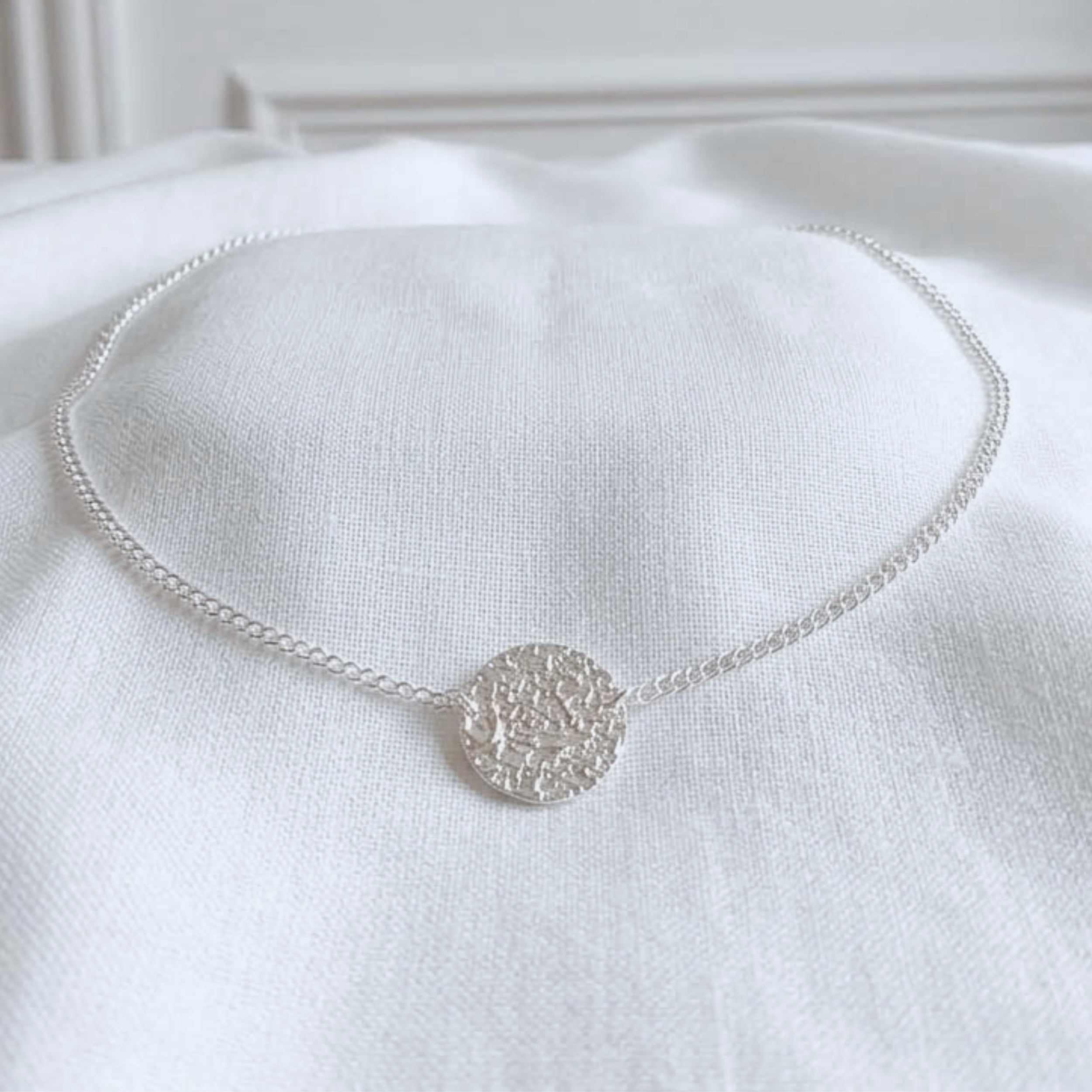 collier-femme-argent-925-massif-medaille-martele-ras-de-cou-l-insolente-bijoux