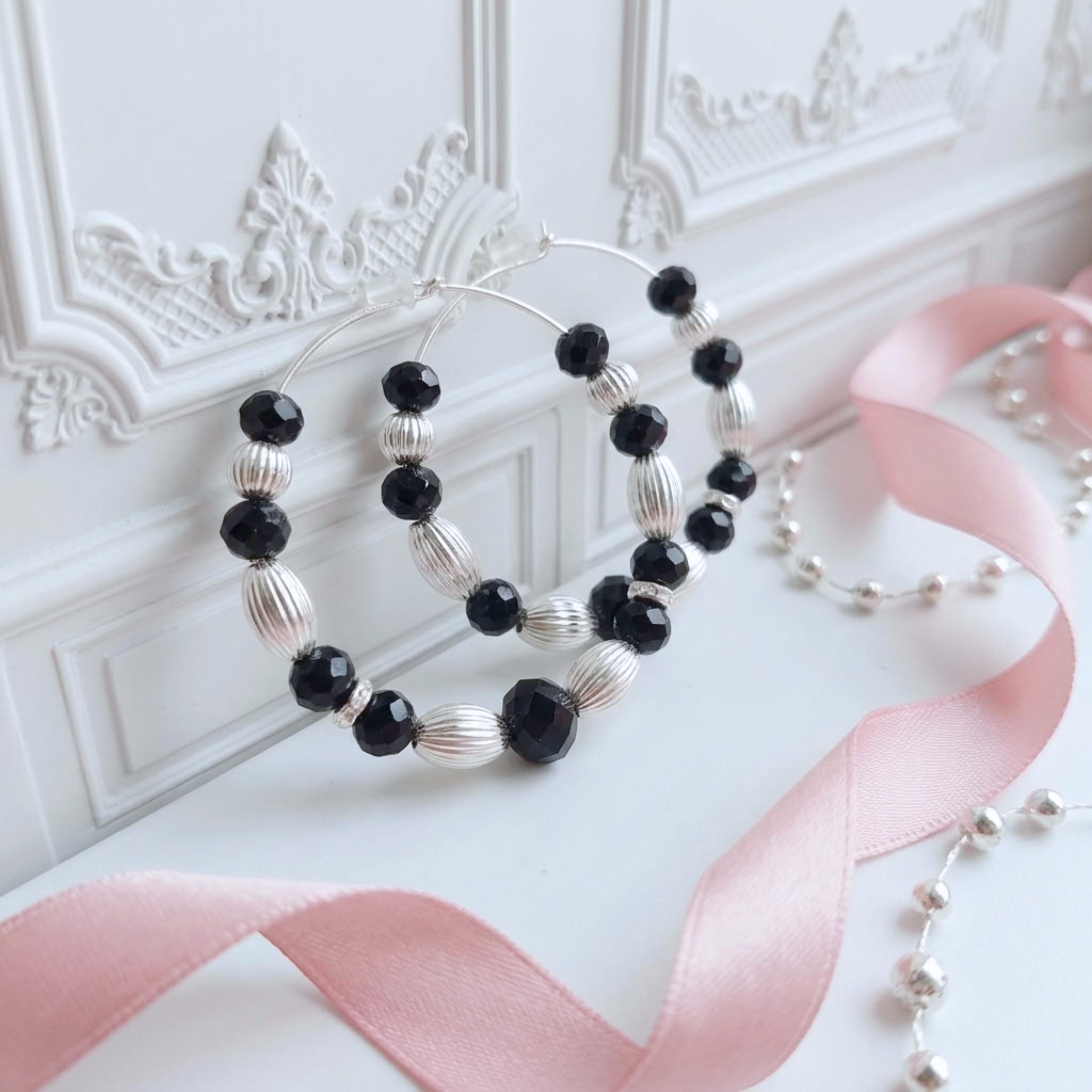 boucles-d-oreilles-creoles-argent-925-massif-perles-striees-verre-noir-l-insolente-bijoux