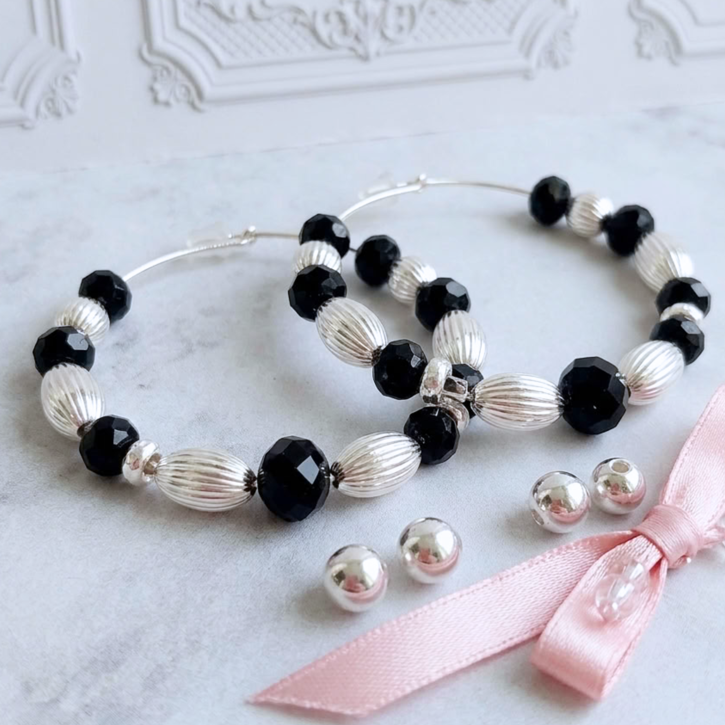 boucles-d-oreilles-creole-argent-925-massif-perles-striees-verre-noir-l-insolente-bijoux