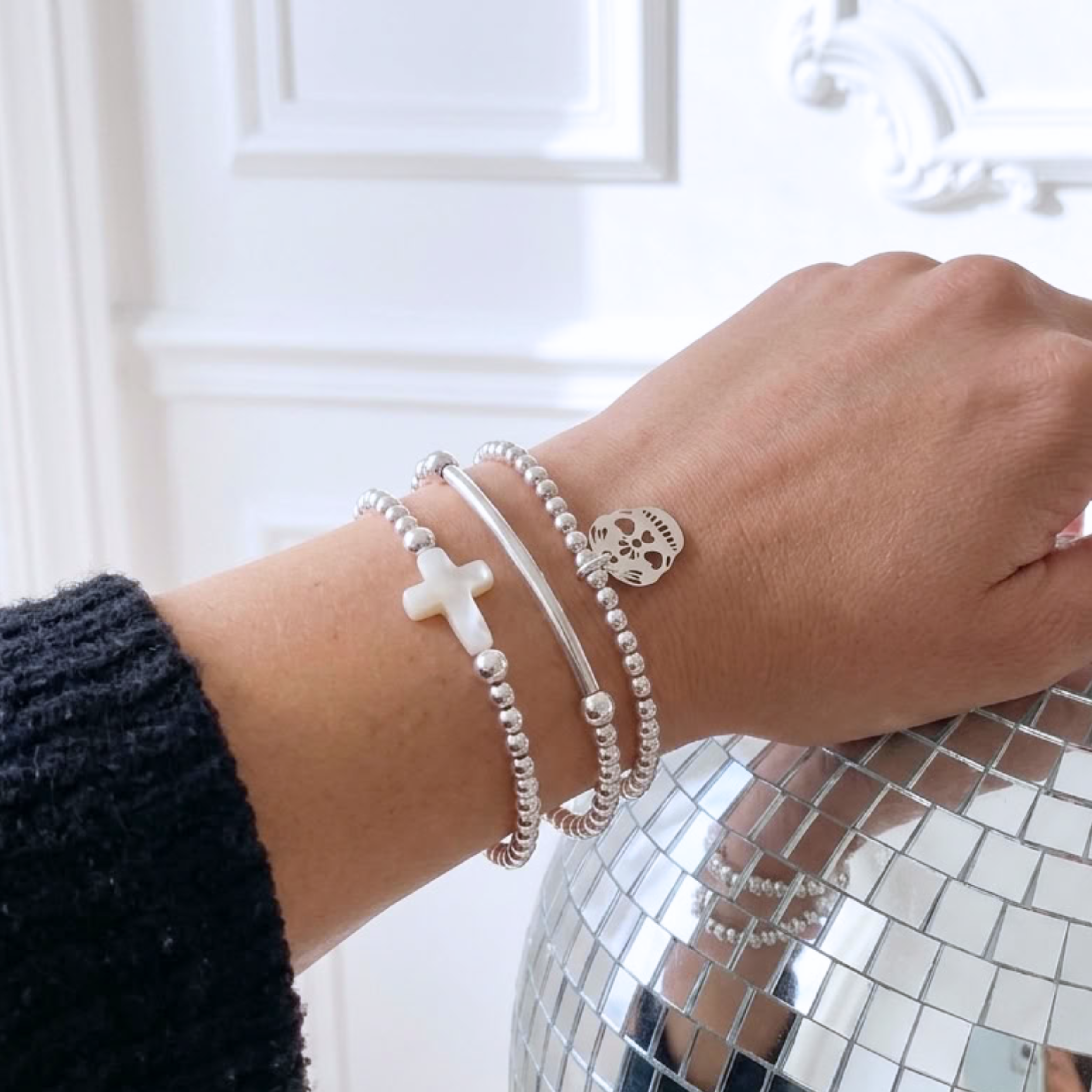 bracelet-perles-argent-massif-925-femme-elastique-croix-nacre-l-insolente-bijoux-france-artisanal
