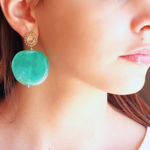 boucles-d-oreilles-soleil-dore-resine-marbre-vert-linsolente-bijoux