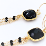 boucles-d-oreilles-gold-filled-pendantes-onyx-noire-chaine-rosaire-l-insolente-bijoux