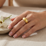 Bague-dorée-forme-bombée-brossée-acier-inoxydable-l-insolente-bijoux