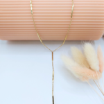 collier-cravate-acier-inoxydable-doré-chaîne-fine-en-Y-orné-de-tubes-lisses-linsolente-bijoux