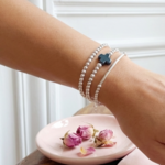 bracelet-perles-argent-925-massif-femme-elastique-croix-ceramique-l-insolente-bijoux-janice-dark
