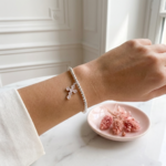 bracelet-perle-argent-massif-925-croix-pierres-naturelles-lithotherapie-quartz-rose-femme-l-insolente-bijoux-français