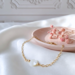 bracelet-femme-plaqué-or-perle-nacre-naturelle-linsolente-bijoux