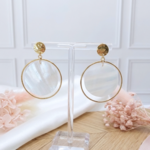 boucles-d-oreilles-créoles-or-femme-nacre-blanche-naturelle-l-insolente-bijoux
