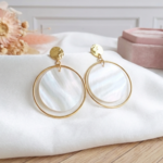 boucles-d-oreilles-créoles-femme-nacre-blanche-naturelle-linsolente-bijoux