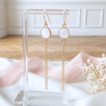 boucles-d-oreilles-chaines-gold-filled-chaines-pendantes-nacre-naturelle-l-insolente-bijoux