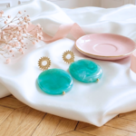 boucles-d-oreilles-soleil-dore-resine-marbre-vert-l-insolente-bijoux (2)