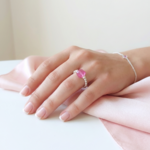 bague-argent-925-massif-elastique-perle-carree-facettee-taille-coussin-l-insolente-bijoux-elisa-rose-tendre