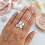 bague-reglable-ajustable-argent-925-femme-cabochon-pierre-lune-naturelle-lithotherapie-veritable-pastille-medaille-flora-linsolente-bijoux