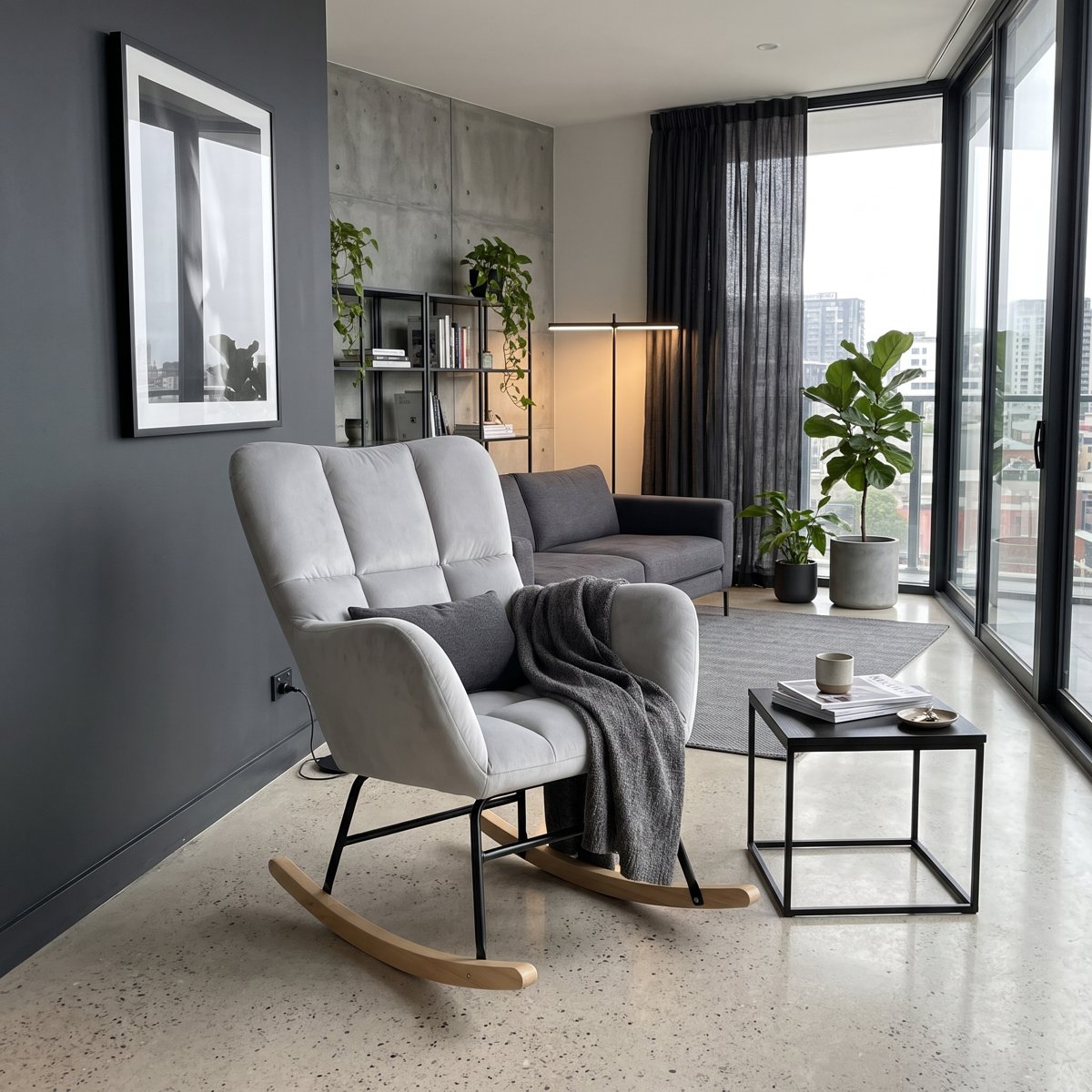 Rocking chair London Chic velours gris nuage dans un salon lumineux