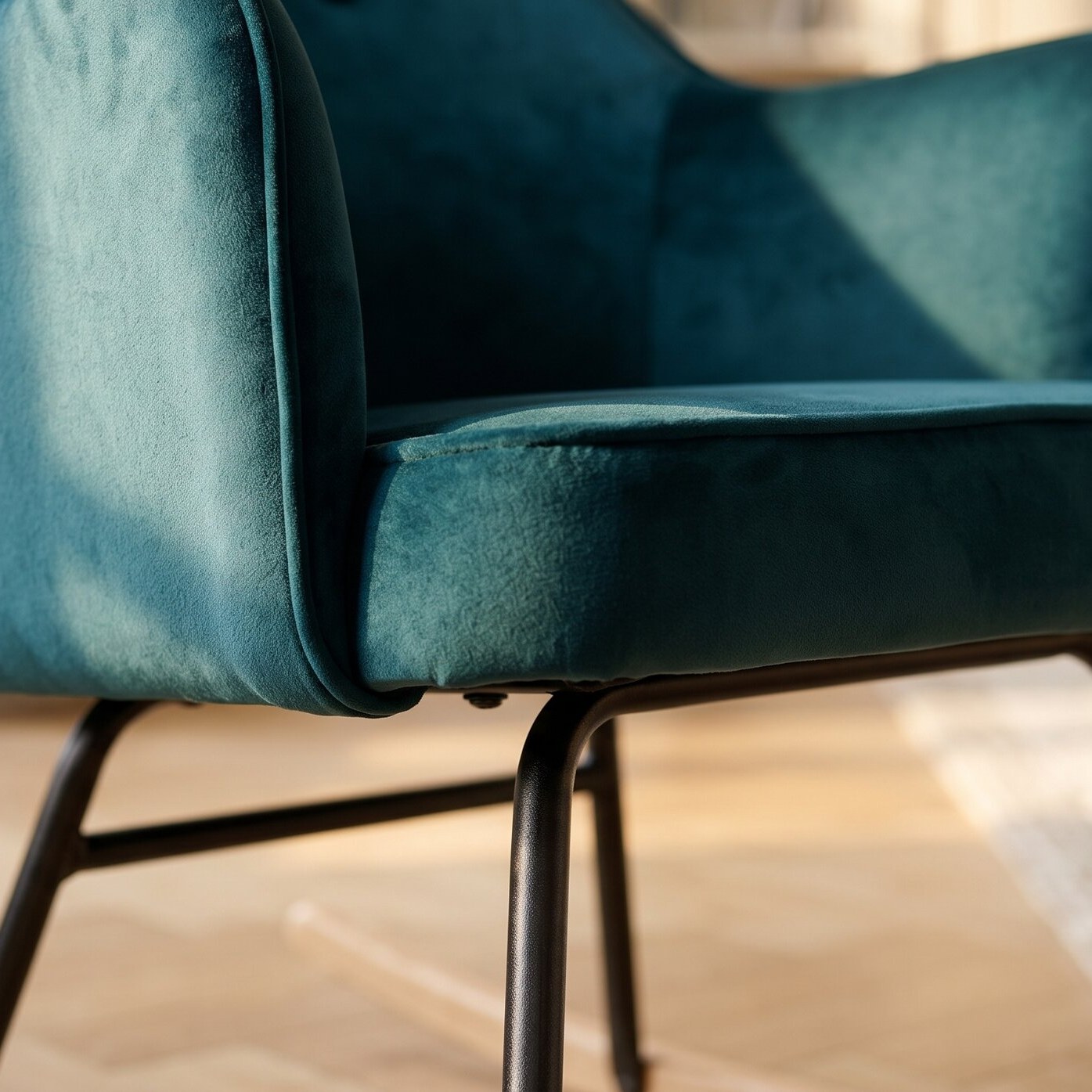 Rocking chair Venise velours vert anglais, détail du velours et du piètement